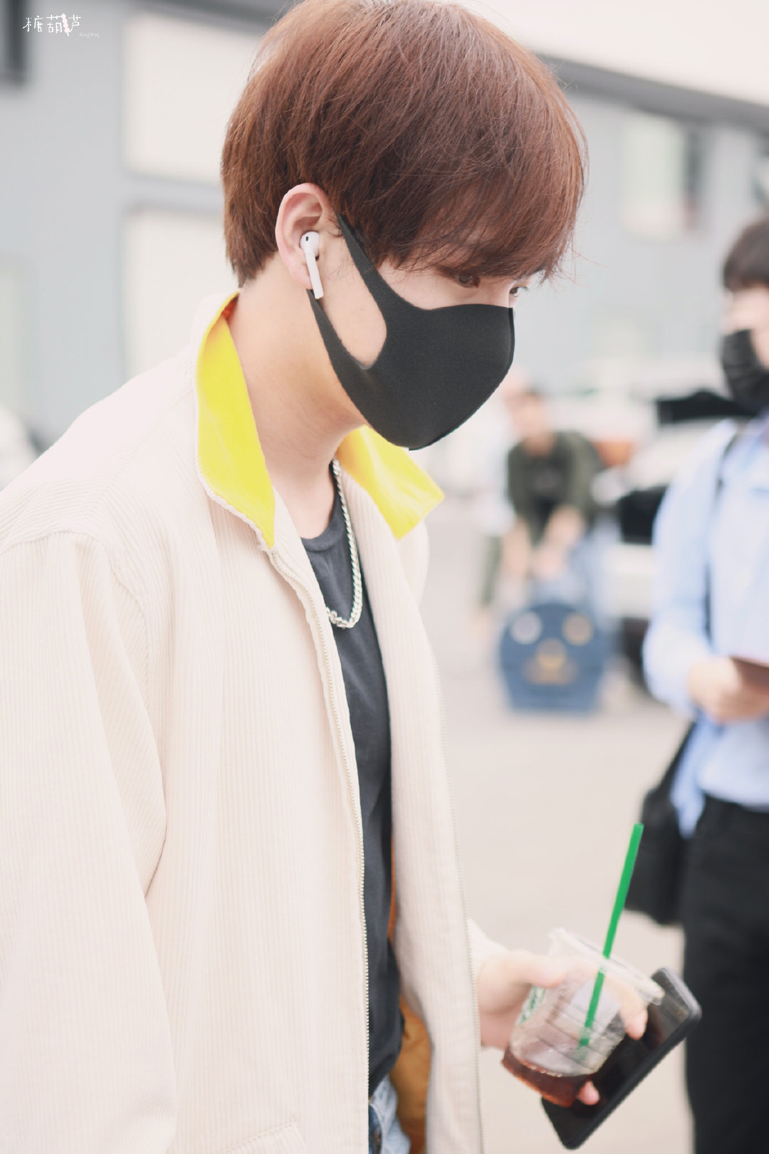 姚明明上班饭拍浅色外套牛仔裤白色枫叶长袜今日份顺毛的喵喵预