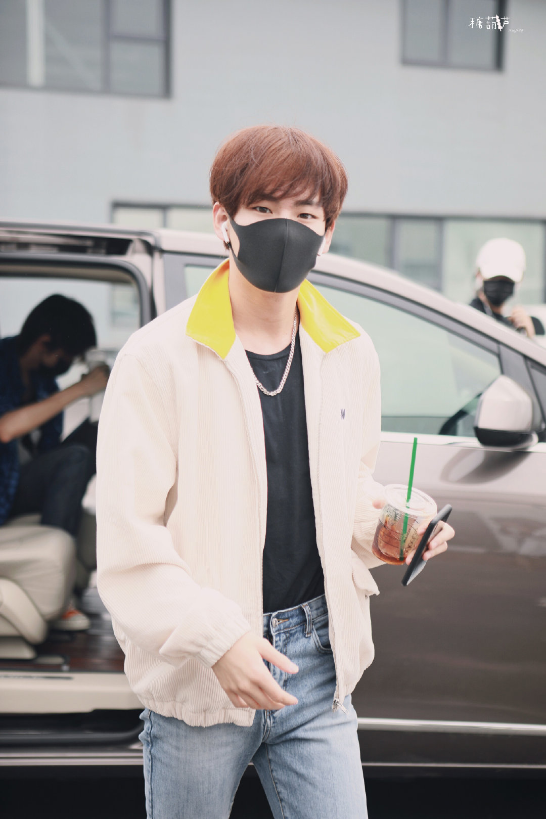 姚明明上班饭拍浅色外套牛仔裤白色枫叶长袜今日份顺毛的喵喵预