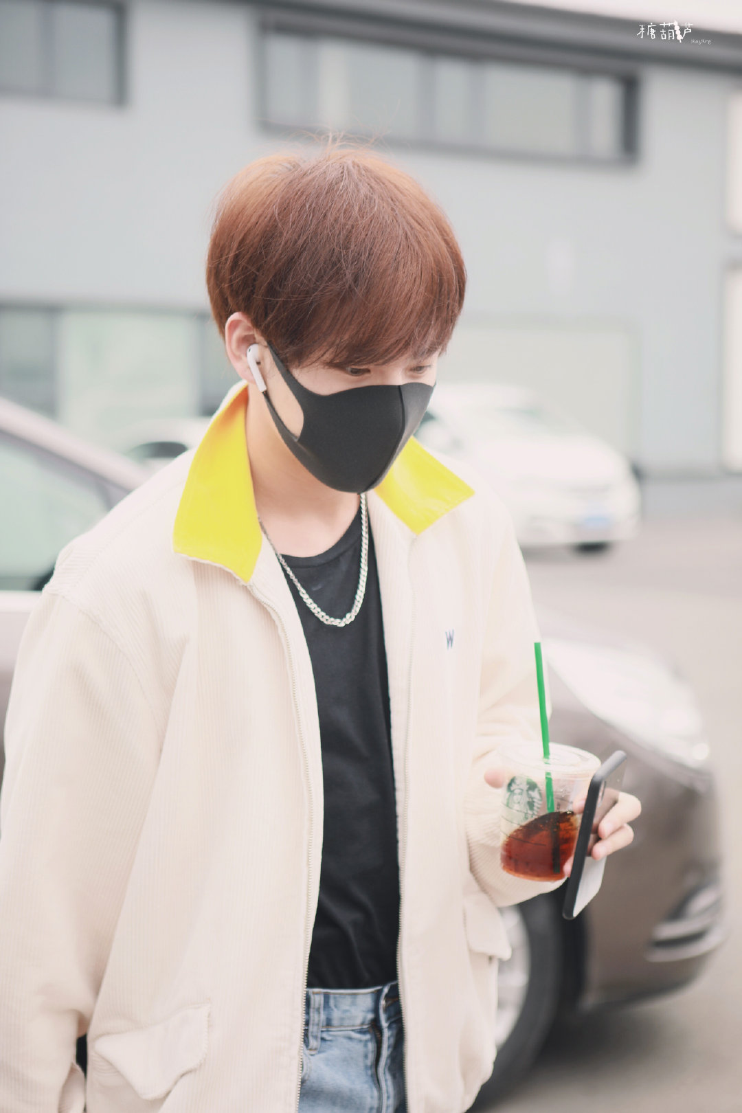 姚明明上班饭拍浅色外套牛仔裤白色枫叶长袜今日份顺毛的喵喵预