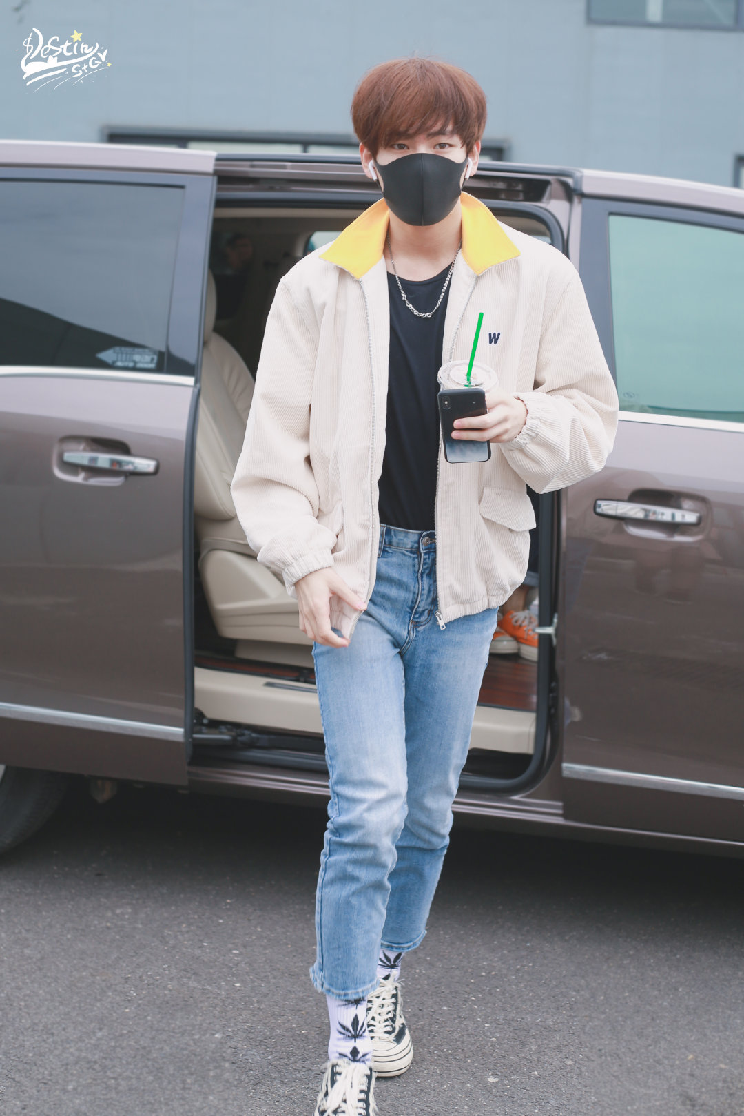 姚明明上班饭拍浅色外套牛仔裤白色枫叶长袜今日份顺毛的喵喵预