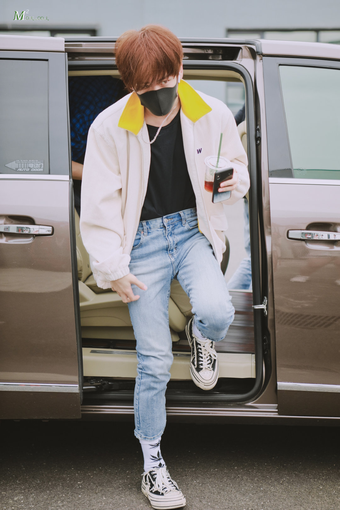 姚明明上班饭拍浅色外套牛仔裤白色枫叶长袜今日份顺毛的喵喵预