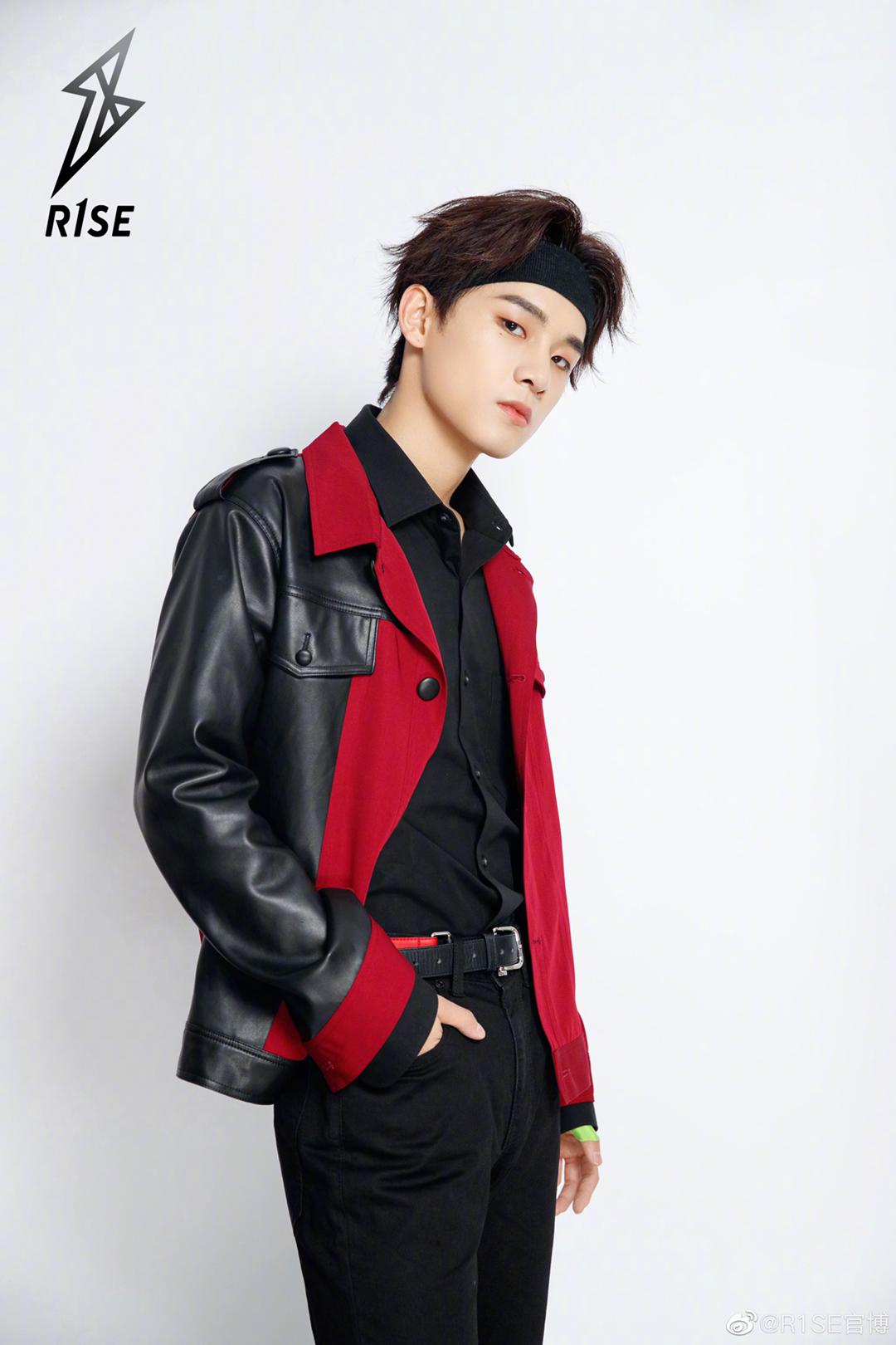 宽肩窄腰大长腿还有腹肌的姚琛堪称天生衣架,行走的画报