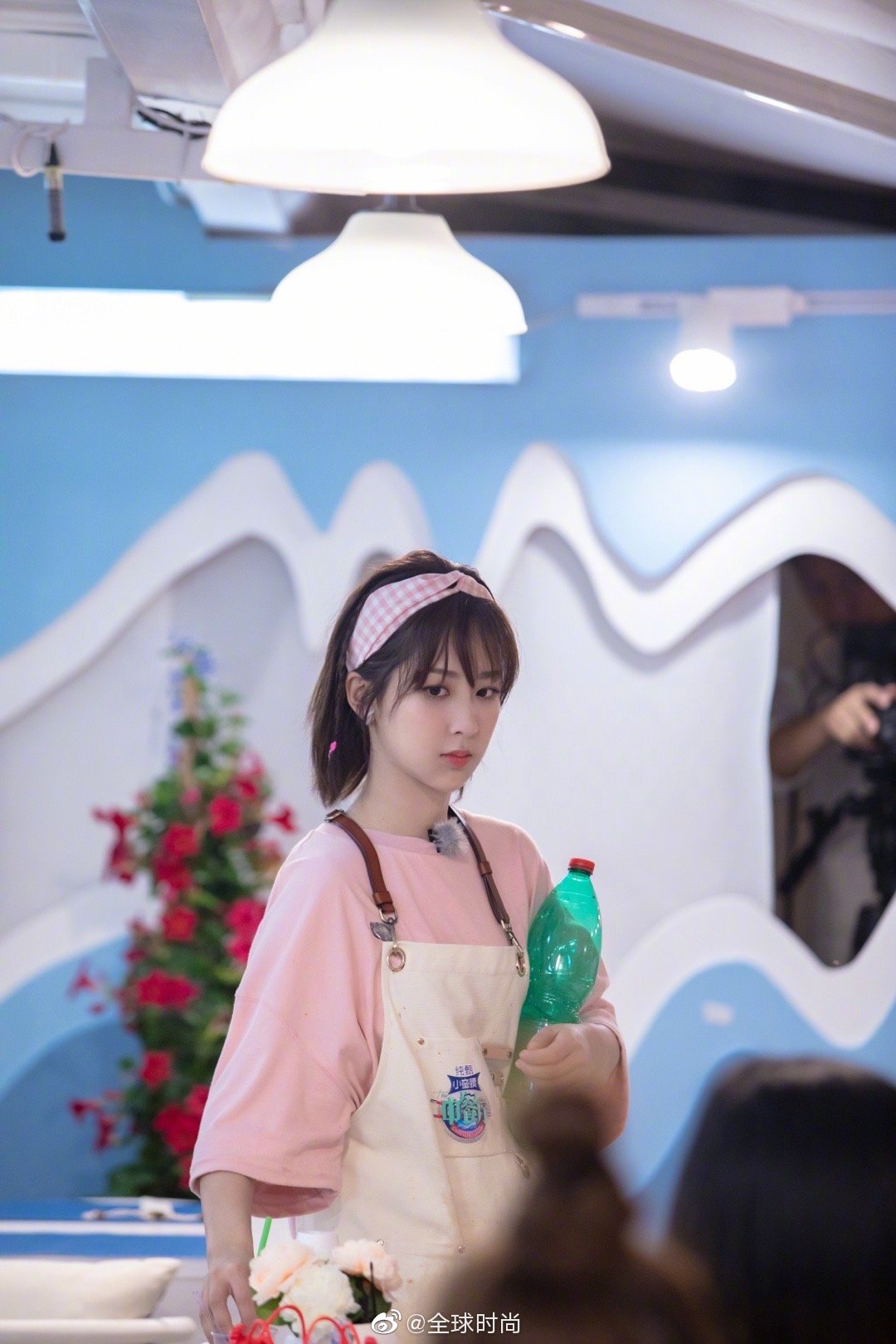 杨紫在中餐厅里的造型真的简单又好看!清新清爽的少女搭配