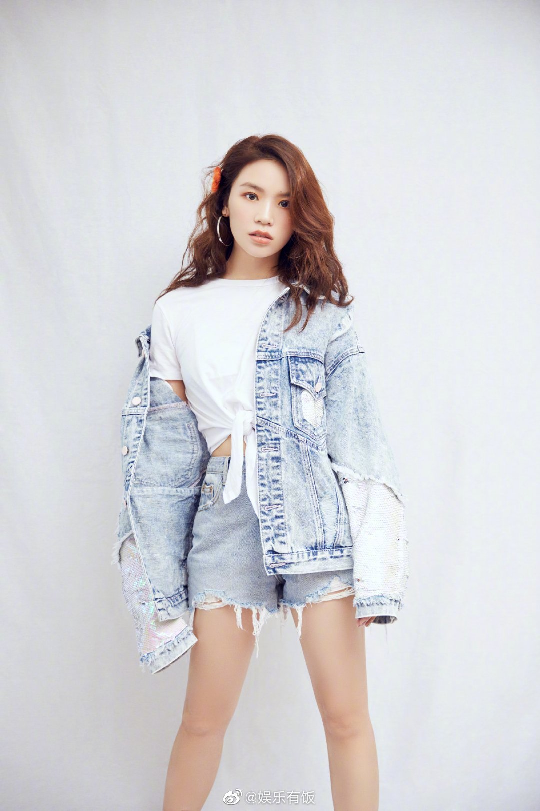 蓝色牛仔外套搭配白色露脐t桖改随性自在不刻板_高清图集_新浪网