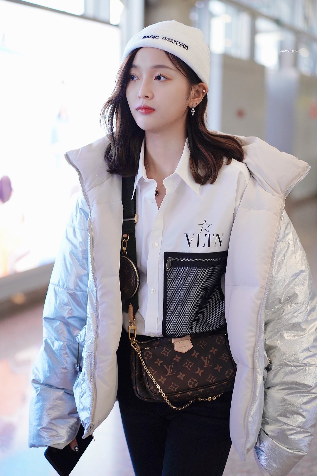 吴宣仪身穿银色金属感外套搭配白色毛线帽现身机场