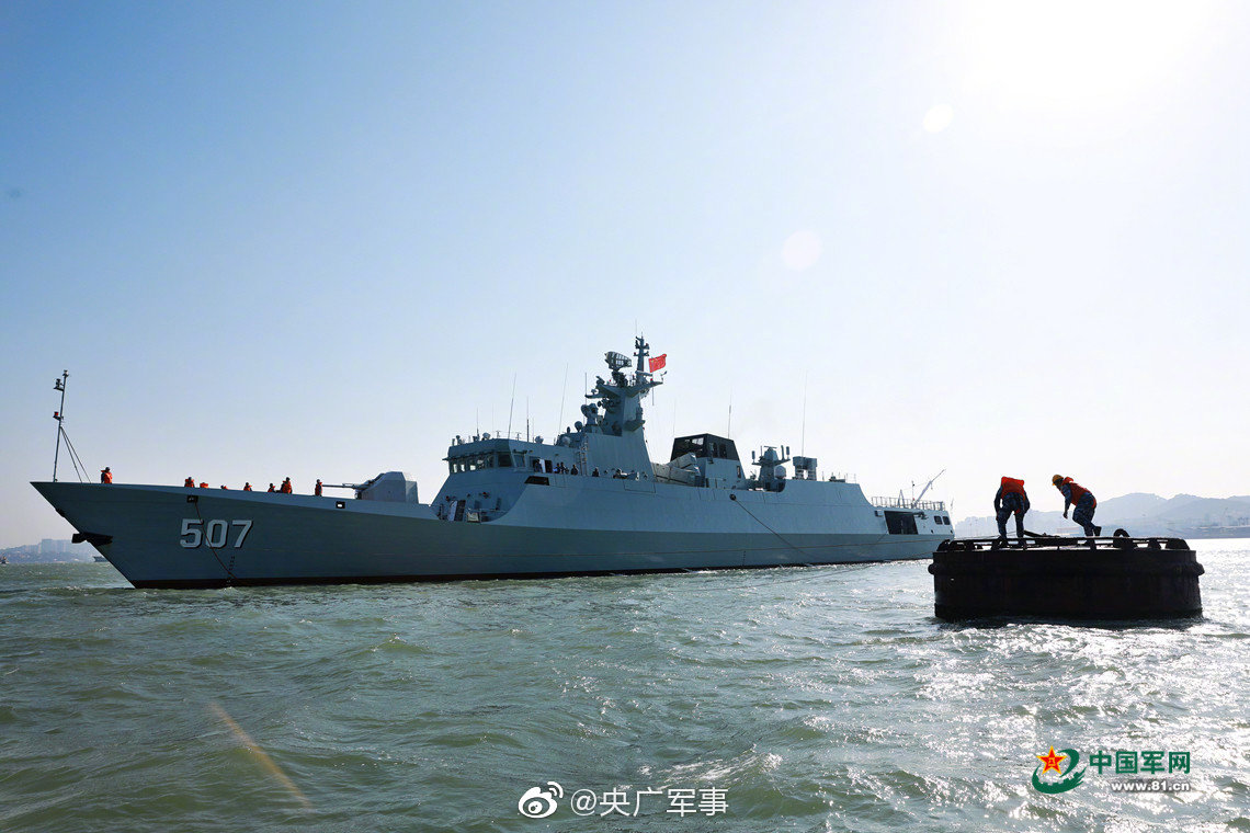 11月上旬,东部战区海军某护卫舰支队铜仁舰解缆启航,一场实兵实弹
