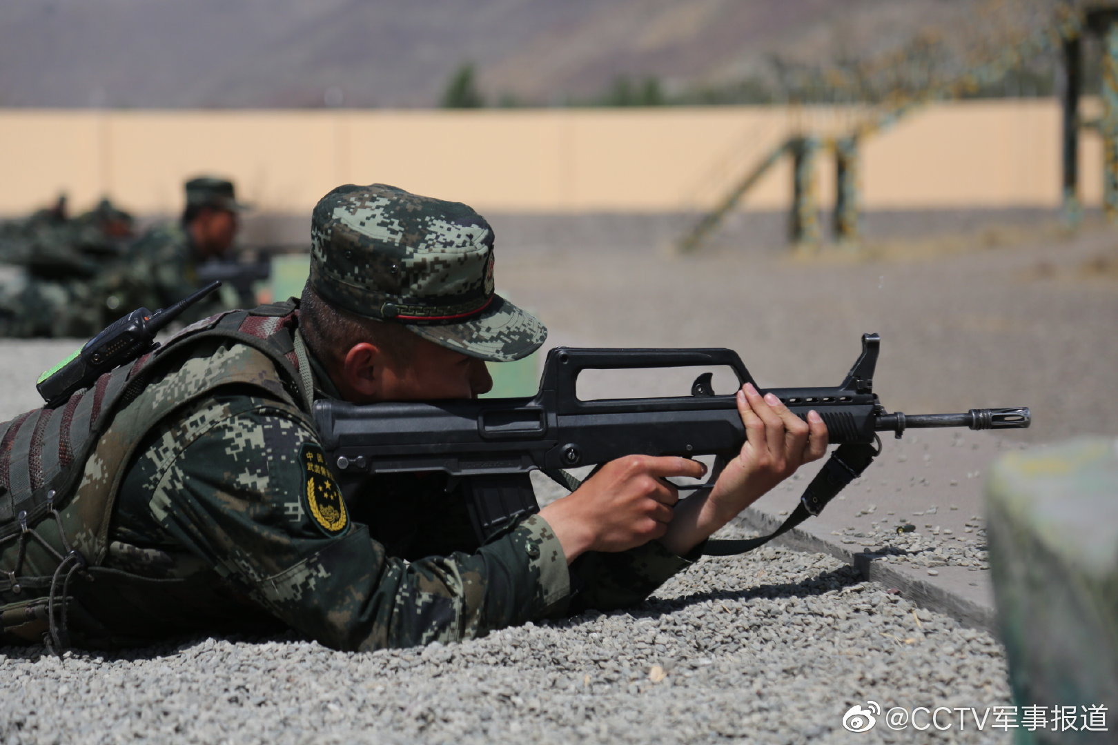 围观 武警官兵实弹射击考核检验训练成果