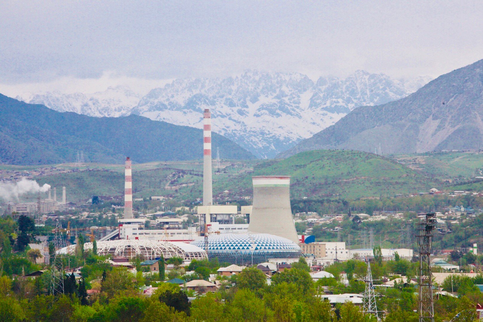 塔吉克斯坦首都杜尚别,雪山脚下,青山翠谷,这是现代都市. 清晨