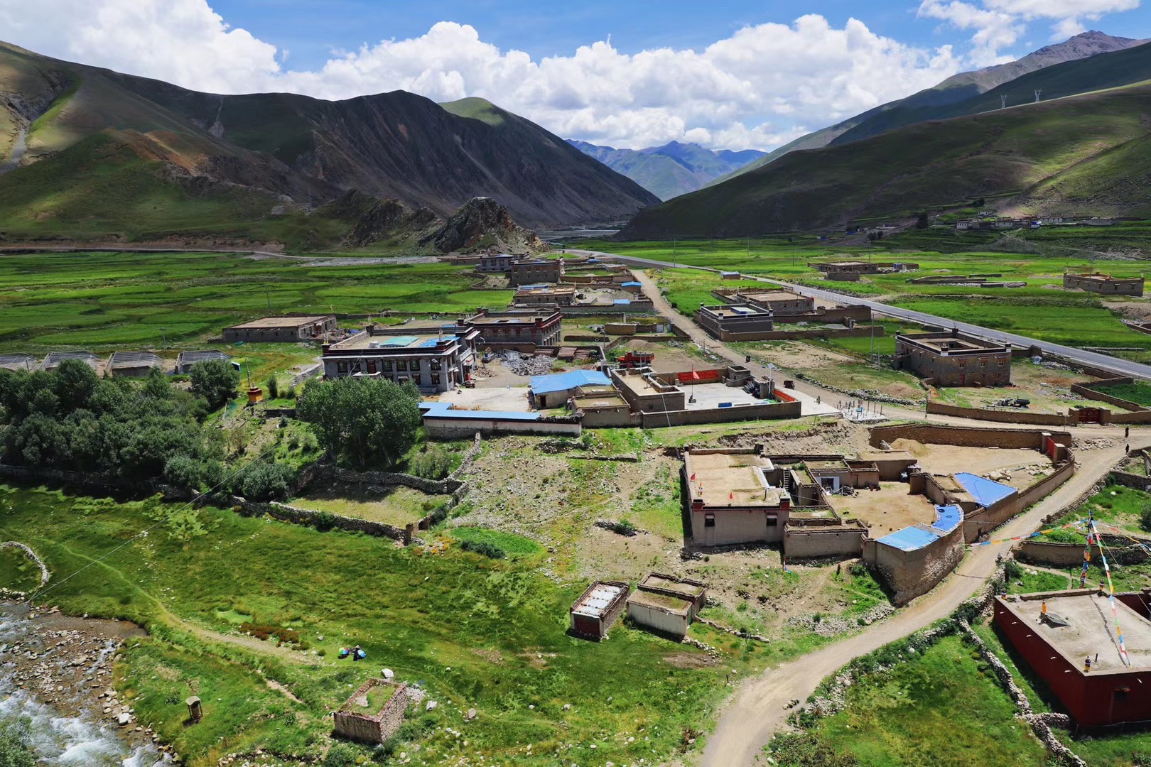 申扎到日喀则的路上遇见了一个小寺院属于山里一个典型的藏族村落