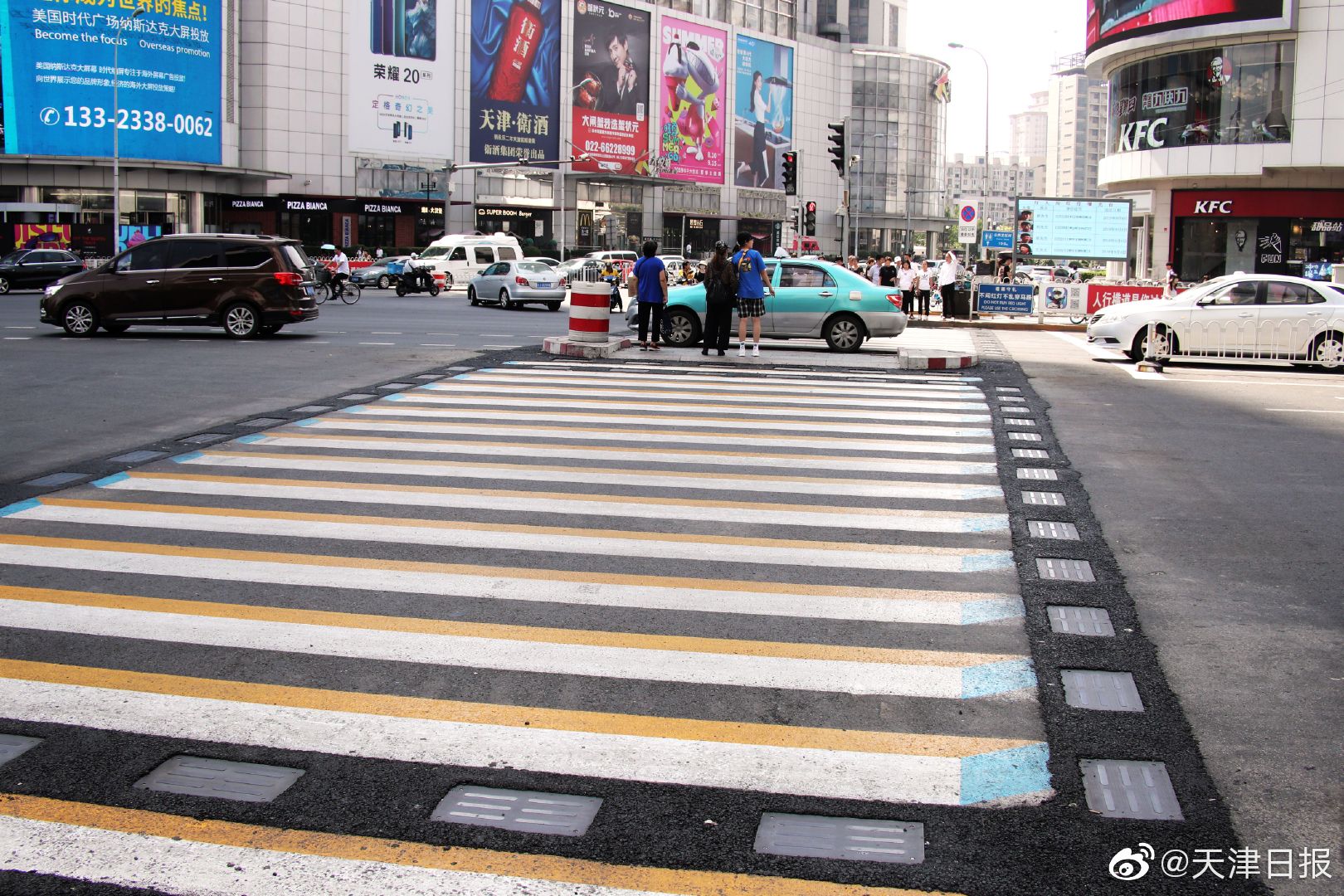 三轮车掉头骑行自行车速度过快追尾刮蹭,撞倒旁边行人怎么定责?
