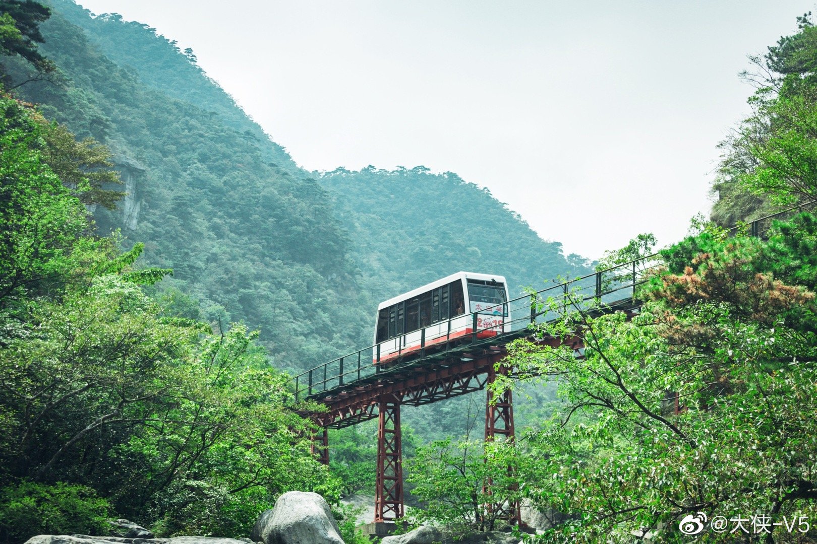 三叠泉缆车依山势而建,全程1496米