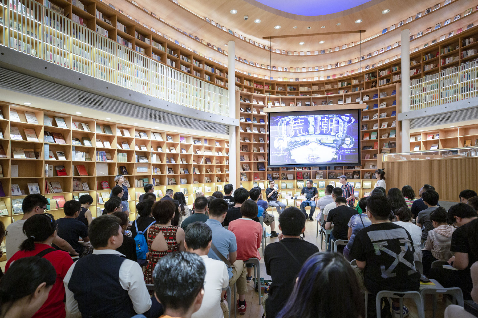 《荒潮》作者陈楸帆和著名文学评论家李伟长在上海光的空间·新华书店