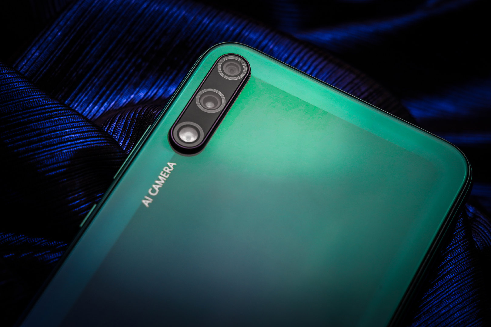 全息幻彩设计 6.39 英寸极点全面屏,华为畅享10 图赏