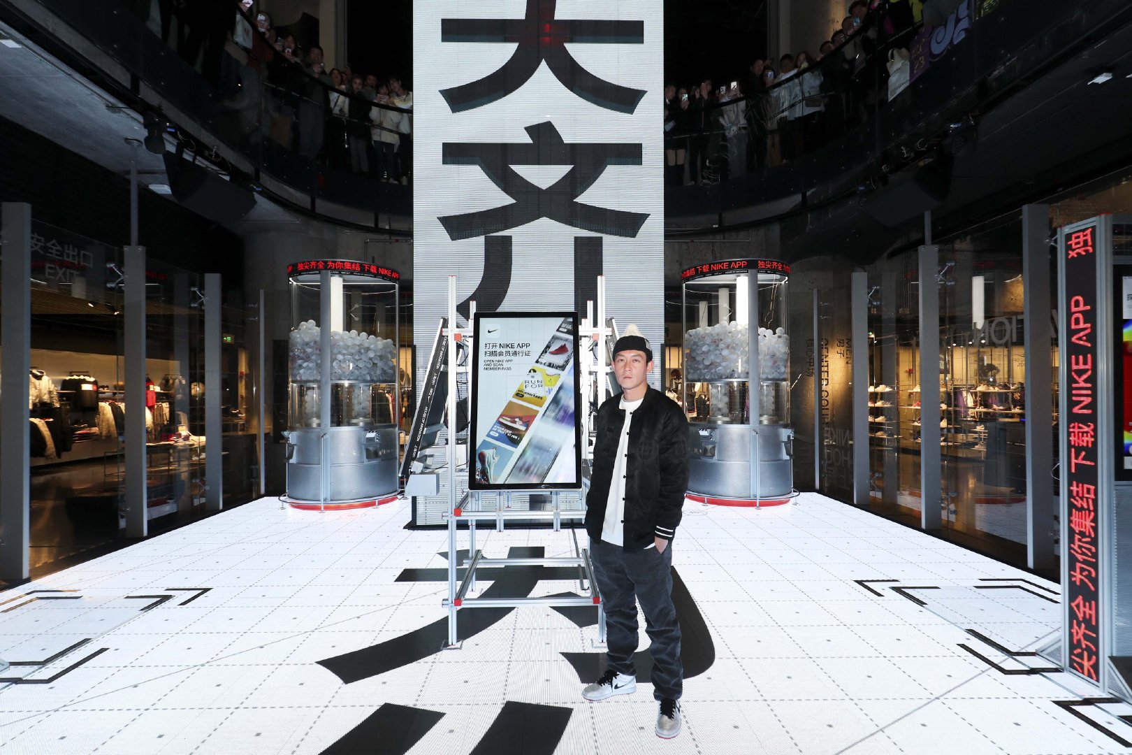 由潮流先锋陈冠希,青年演员周冬雨联合推荐的nike app中文版热辣上线