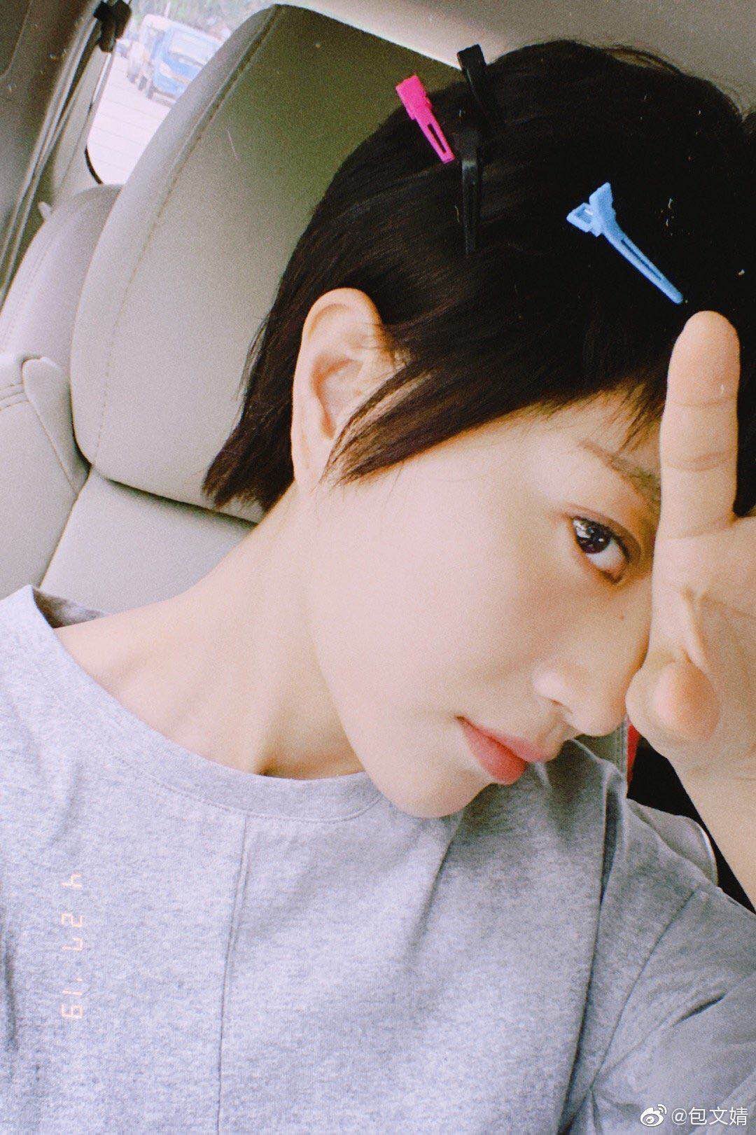 又是一个短发女明星!@包文婧 今日晒出与短发新造型自拍