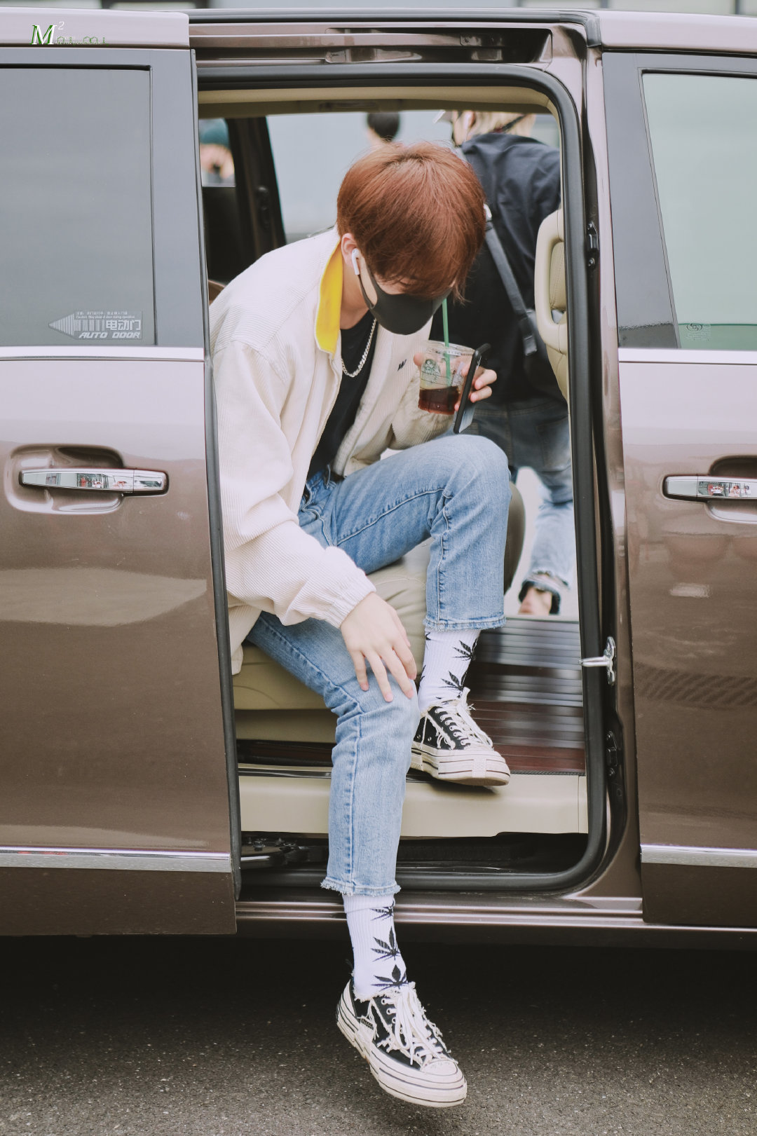 姚明明上班饭拍浅色外套牛仔裤白色枫叶长袜今日份顺毛的喵喵预