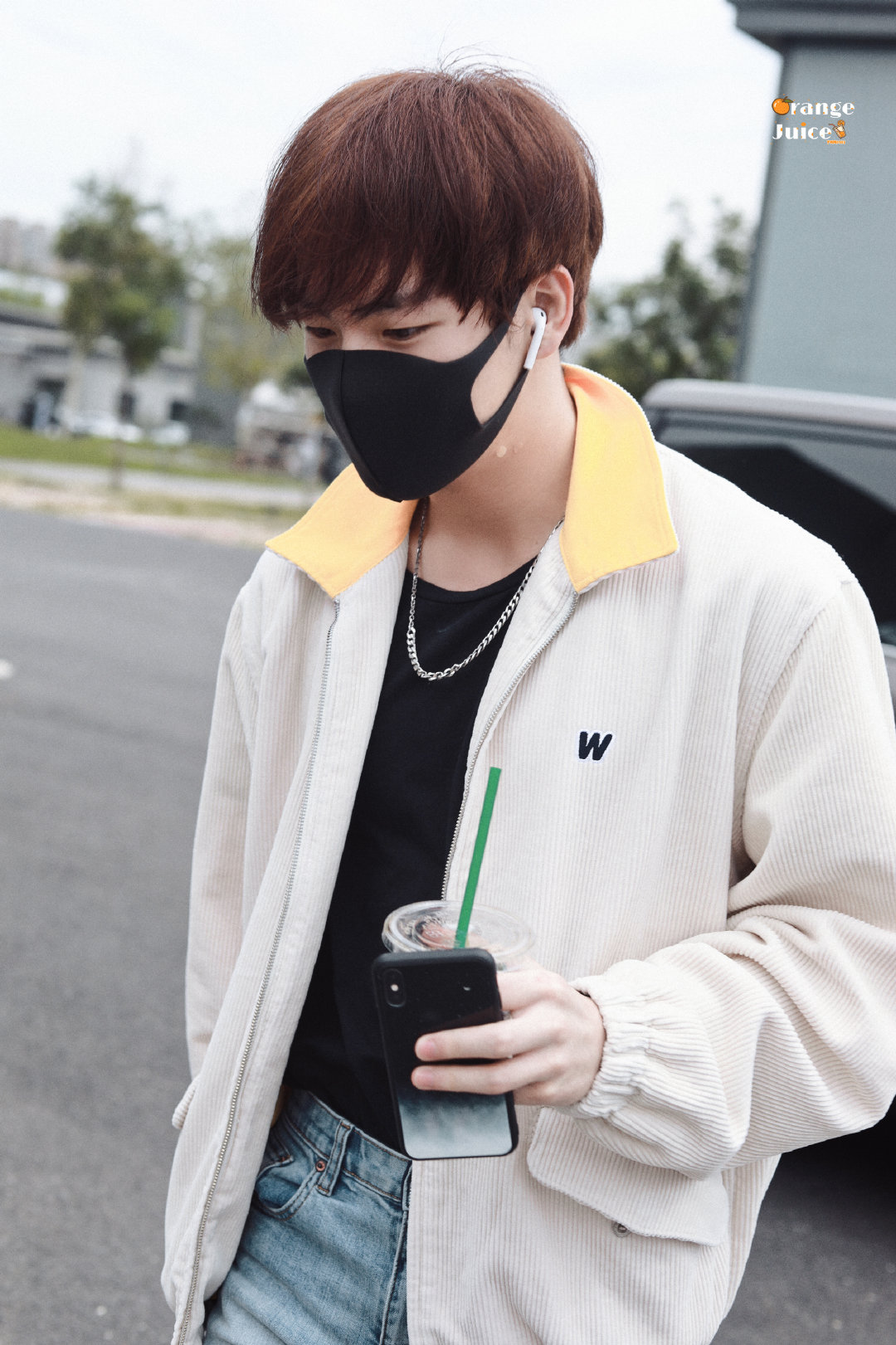 姚明明上班饭拍浅色外套牛仔裤白色枫叶长袜今日份顺毛的喵喵预