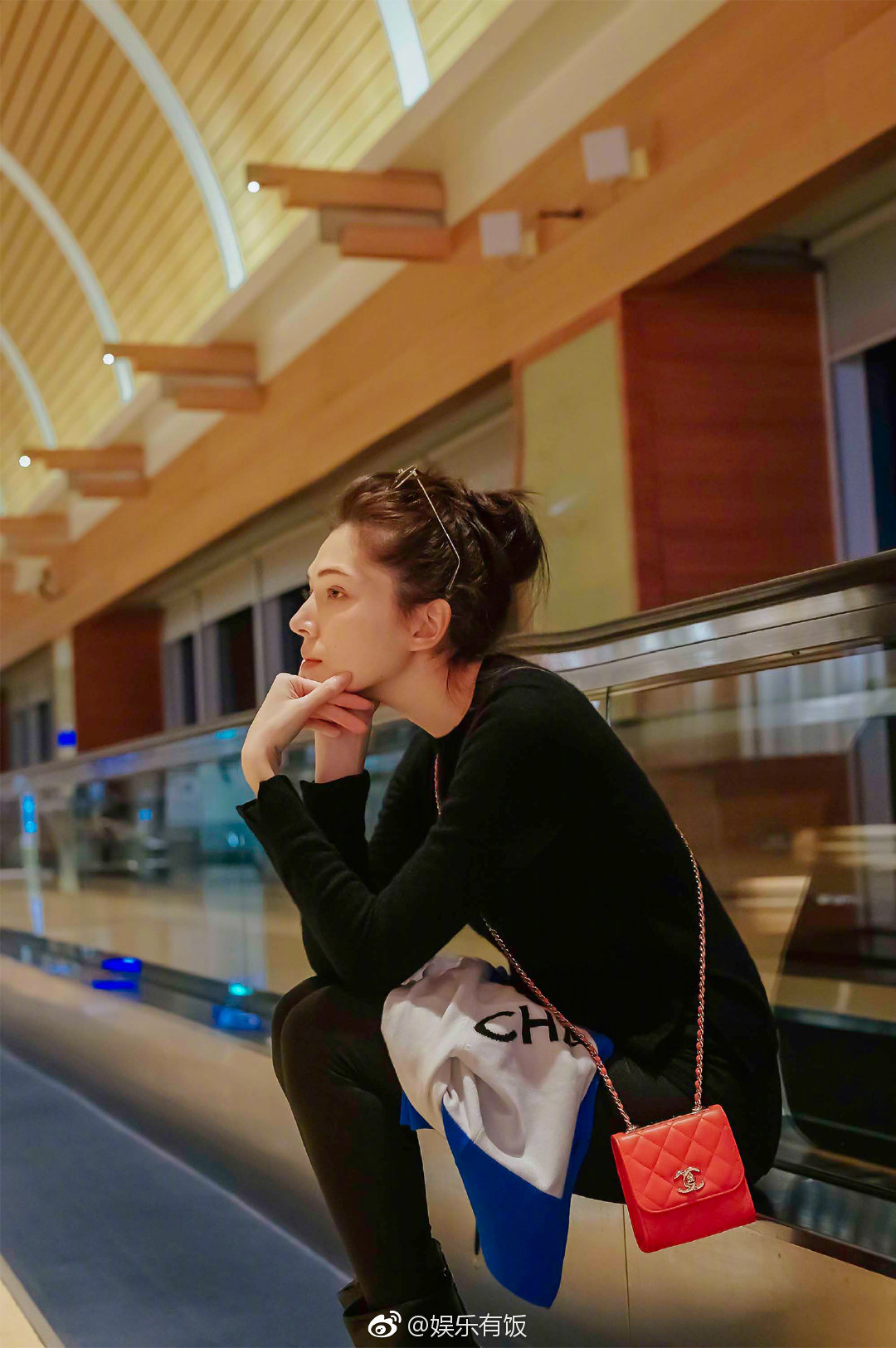 日前许玮甯ann现身机场出发巴黎时装周身着蓝色字母开襟毛衣