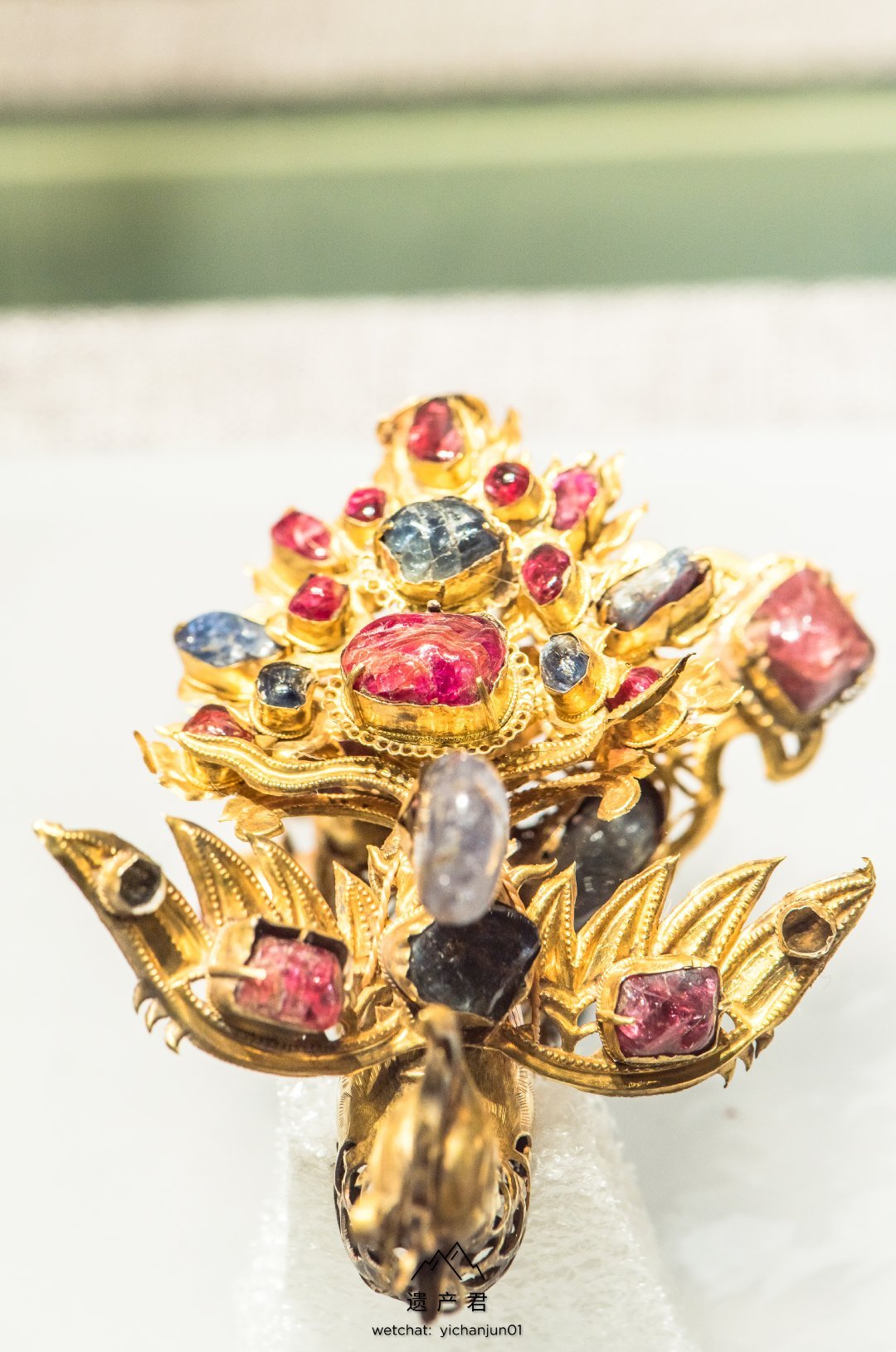 湖北蕲春县博物馆藏· 明代金镶宝石凤穿花簪