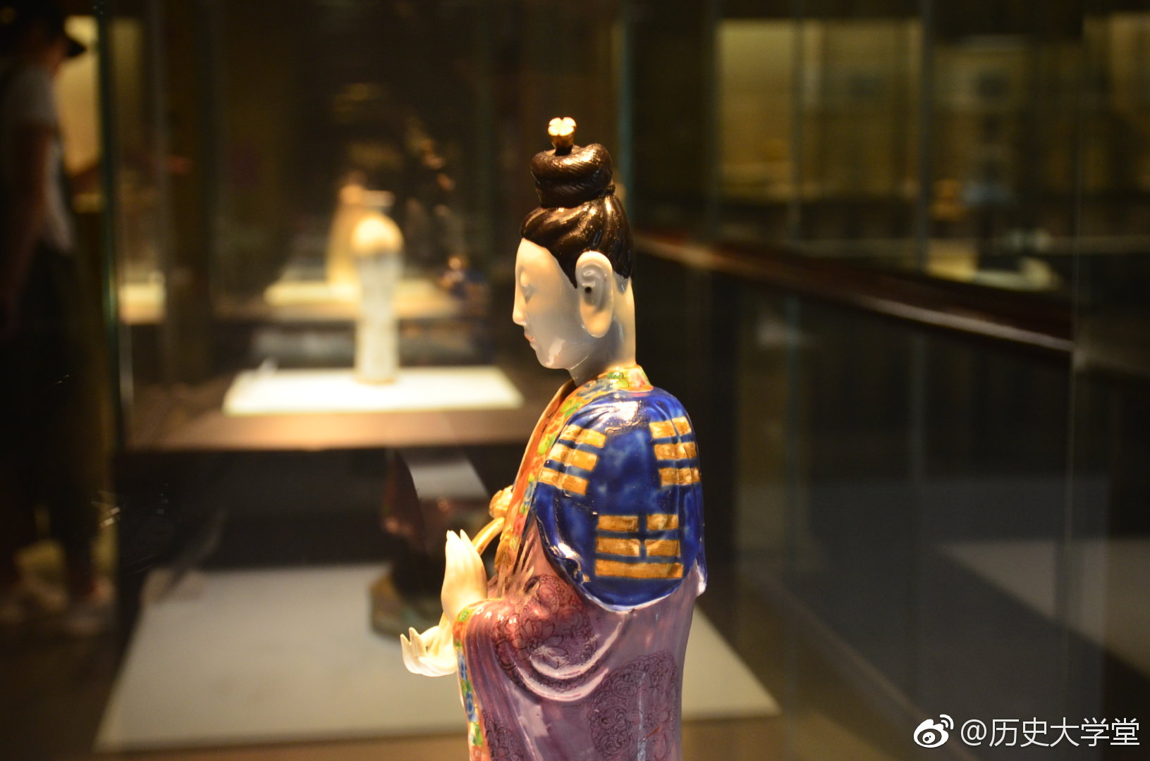 广彩麻姑立像•又称寿仙娘娘,是道教神话中的一位女神