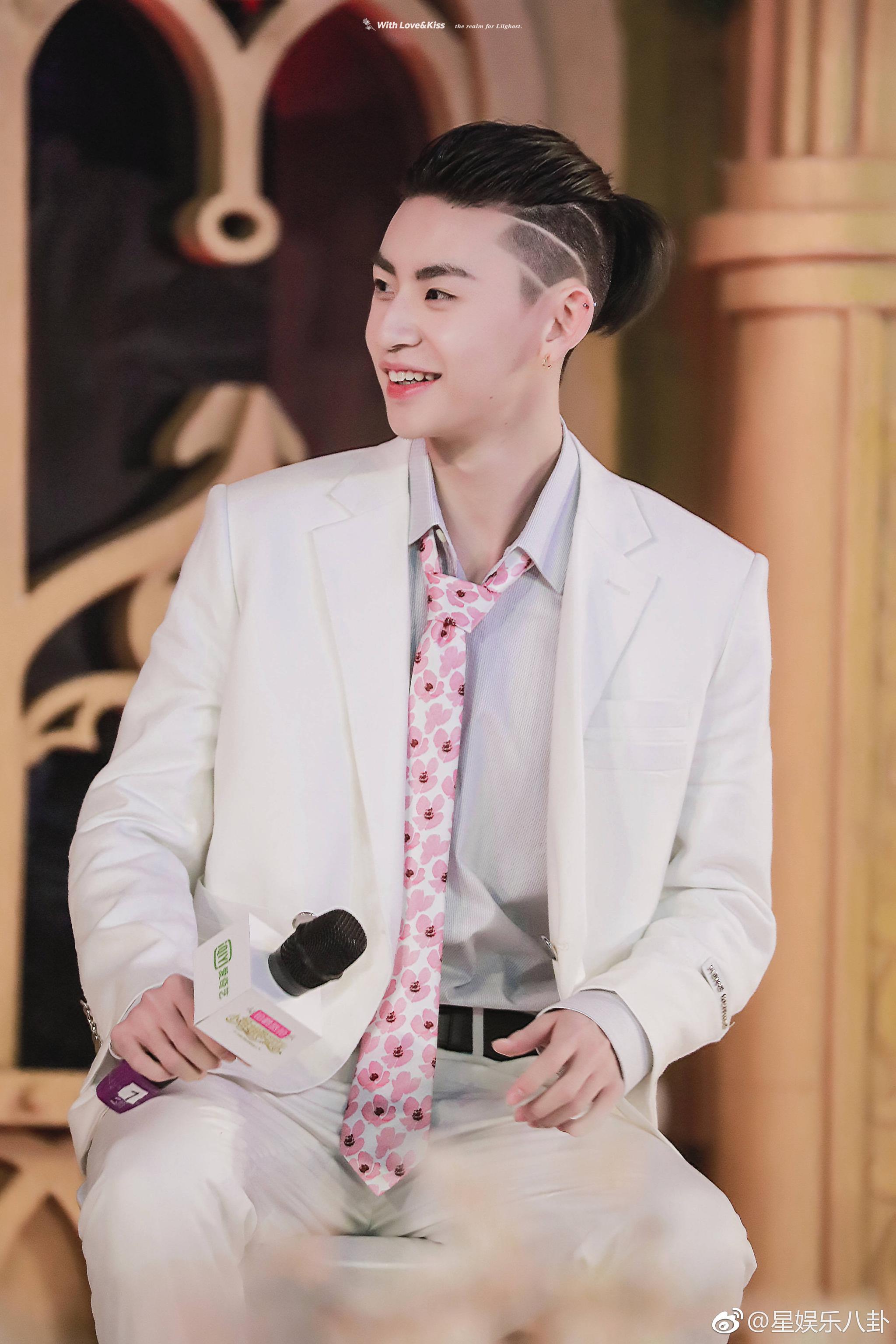 小鬼王琳凯白马王子小鬼王琳凯白色西装小鬼王琳凯小姐姐的花店