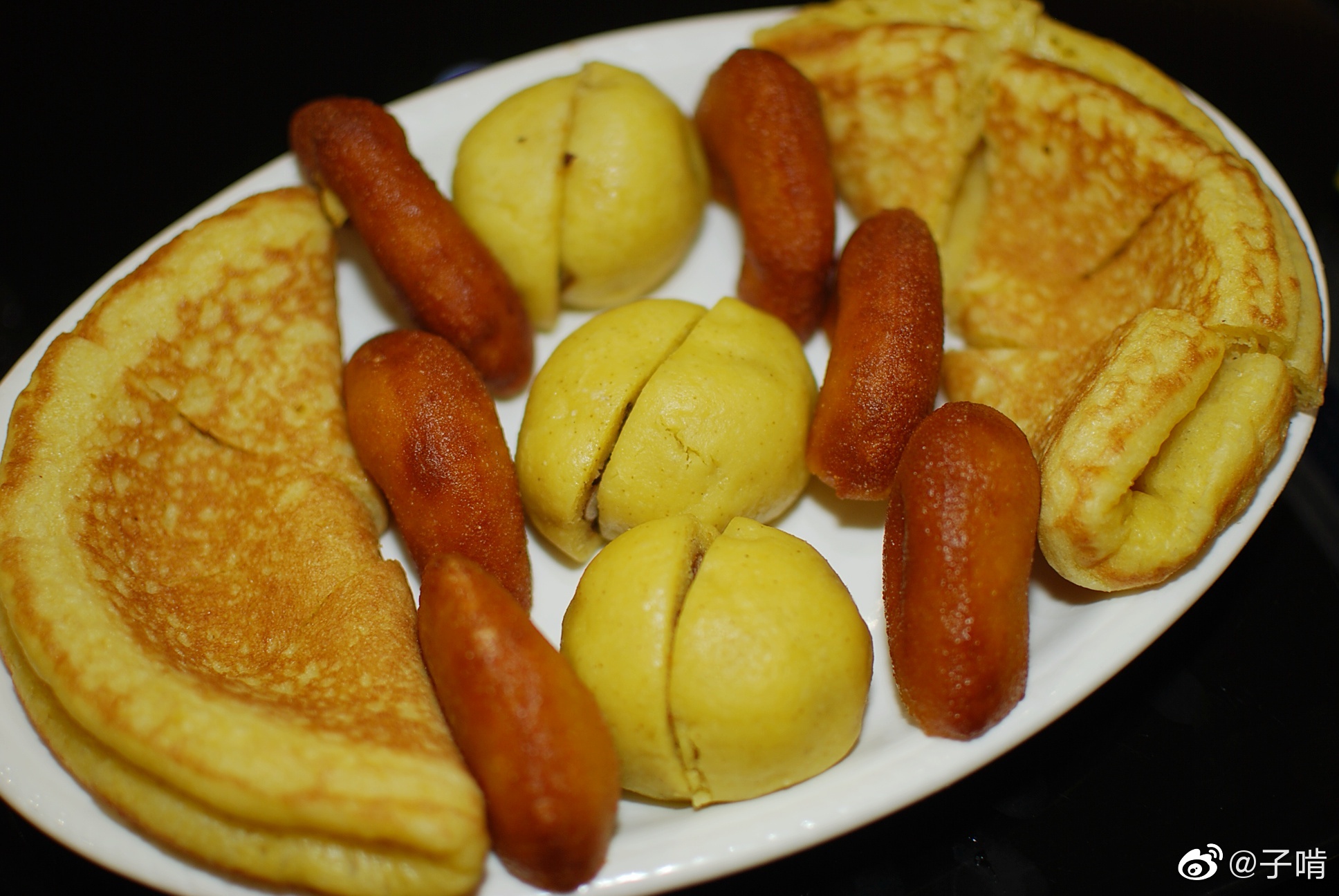 吃个陕北的铁锅炖羊肉,最后上了几个主食却非常好吃.看着简单朴实