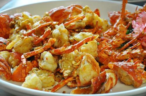 大虾卷上粉丝裹上面包糠,将这些海鲜下锅中油炸以后就是一份精美的