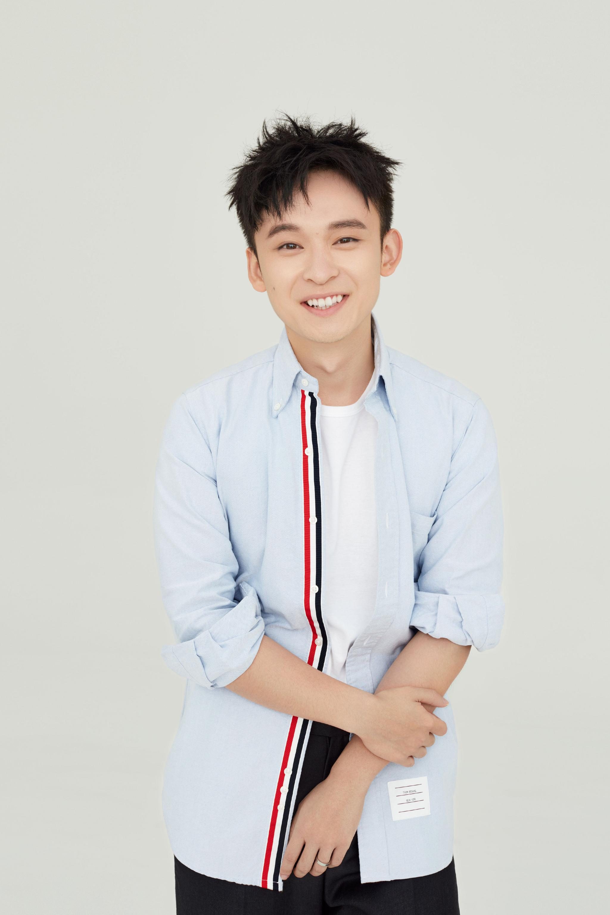 董子健董冬咚d身着蓝色衬衫笑容灿烂眼神清澈明亮