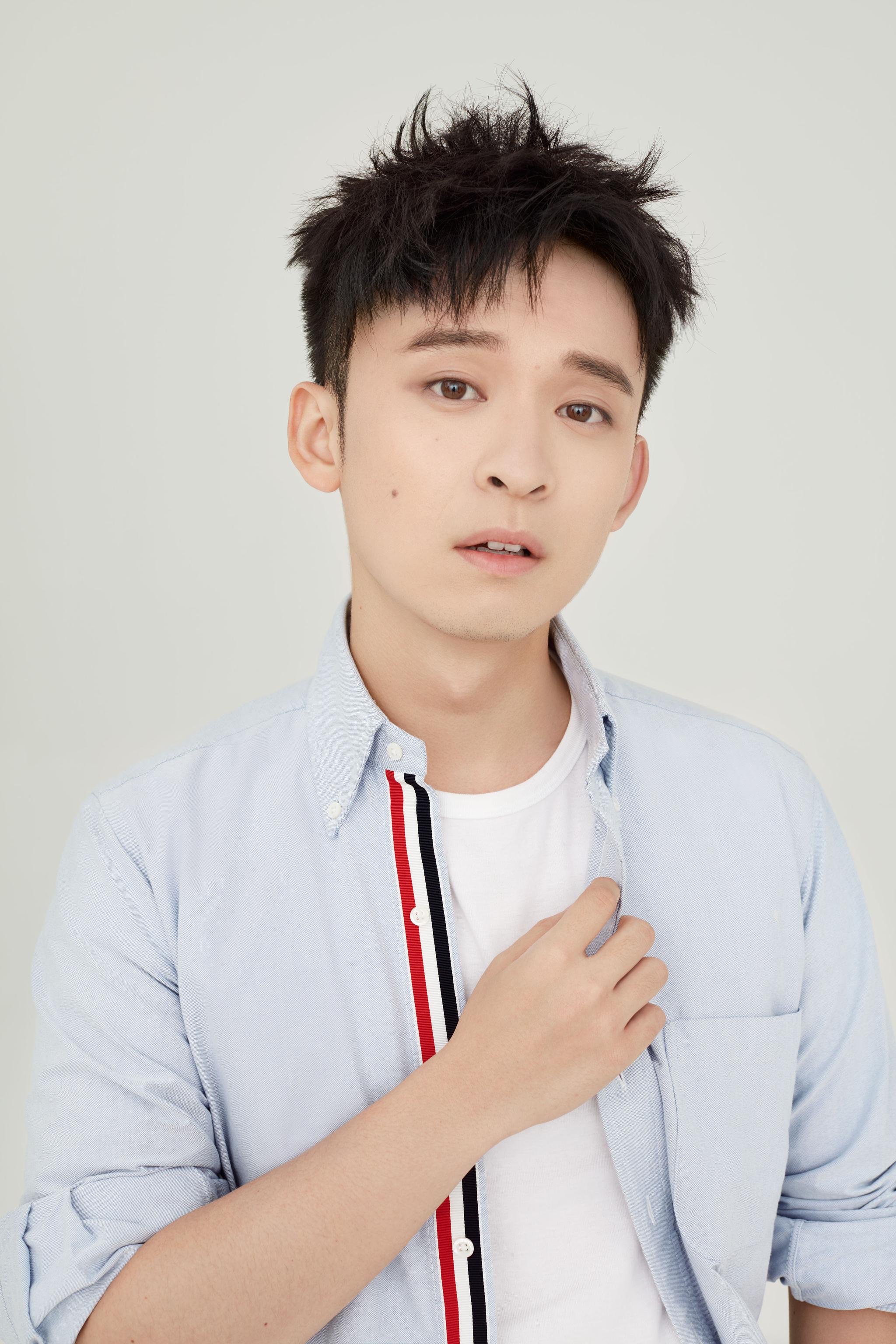 董子健董冬咚d身着蓝色衬衫笑容灿烂眼神清澈明亮