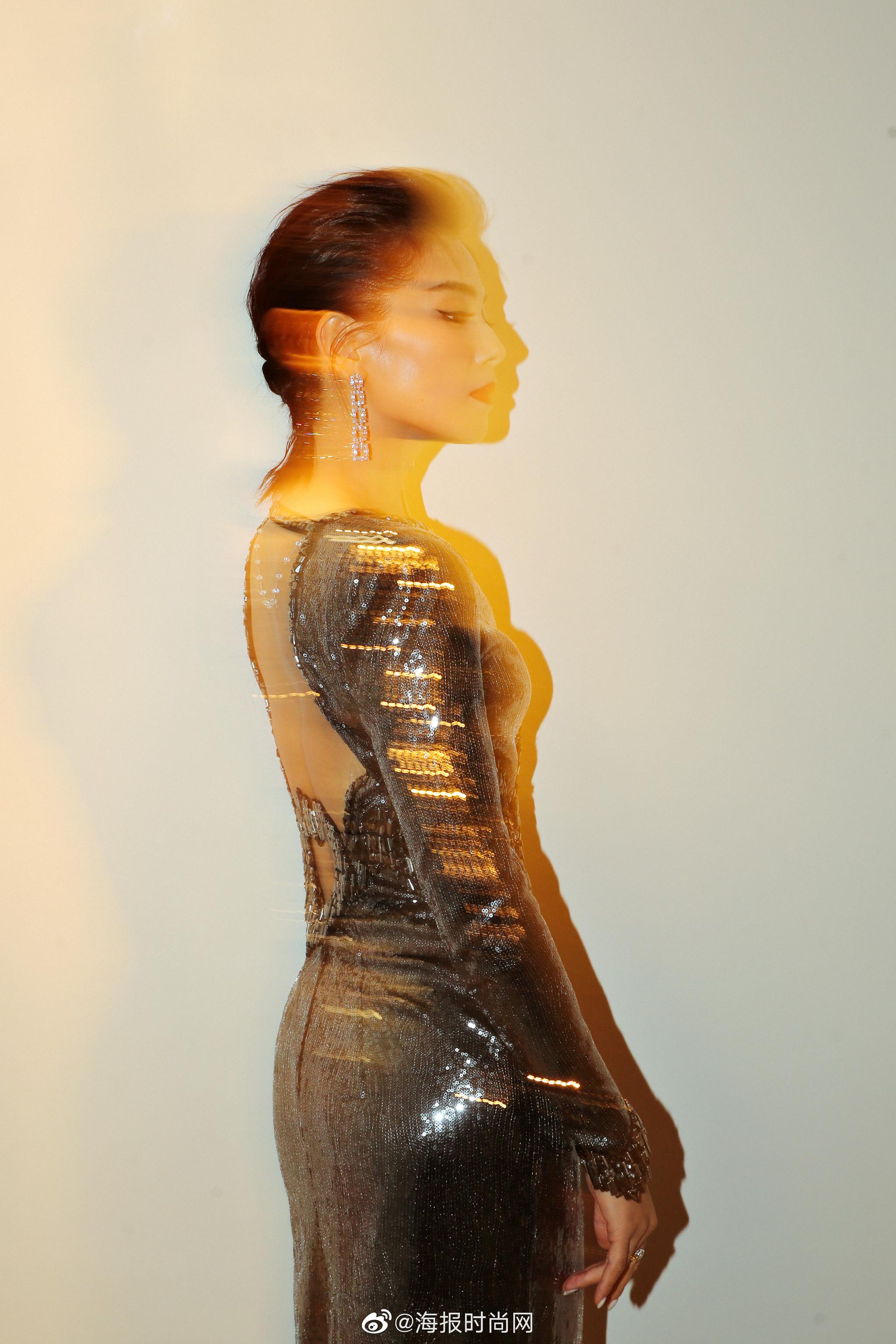 刘涛一身dundas couture蓝灰色亮片露背修身长裙亮相某品牌晚宴