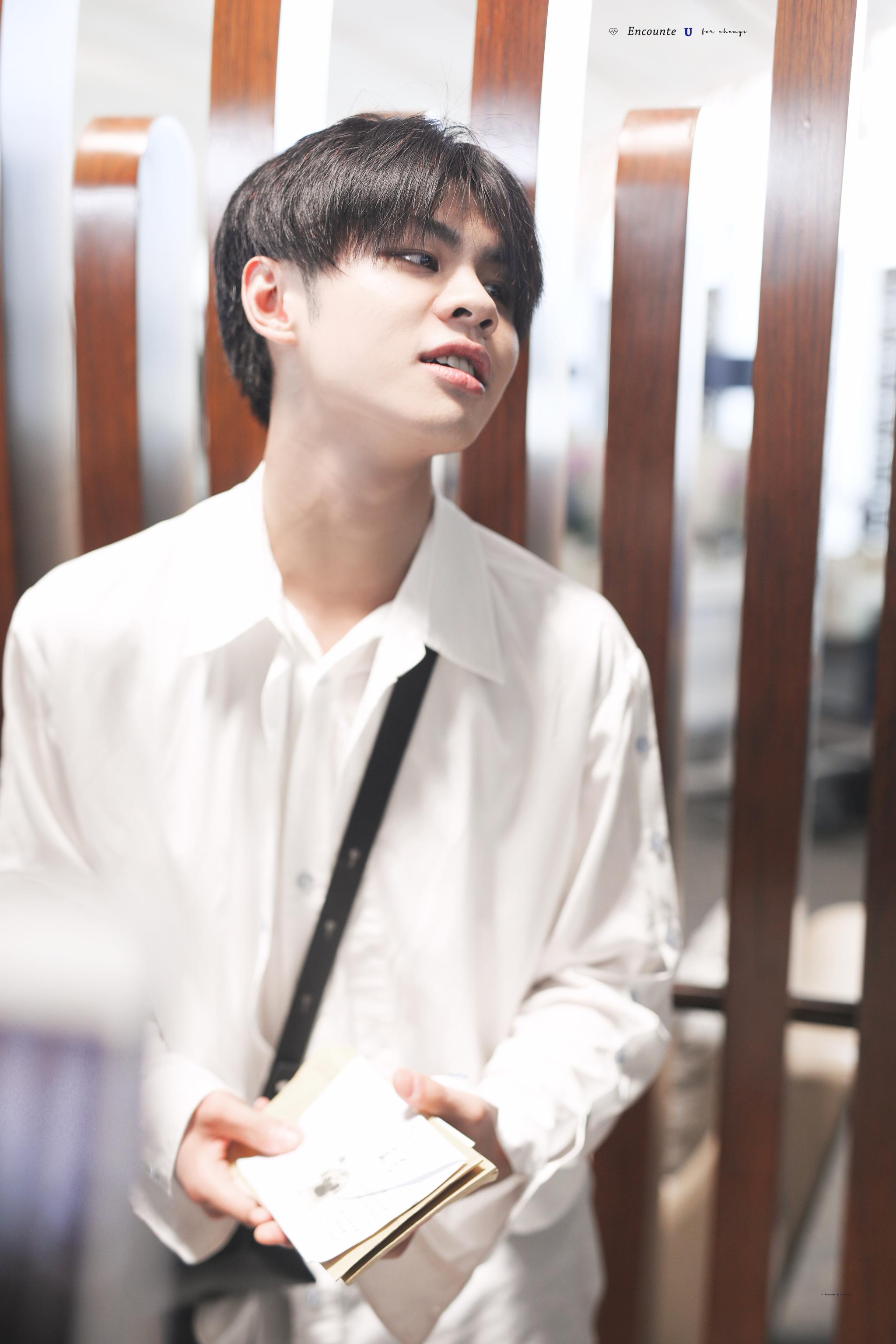 15上海今日份的清新少年王晨艺,新发型 新鞋和小jiojio都超可爱啊!