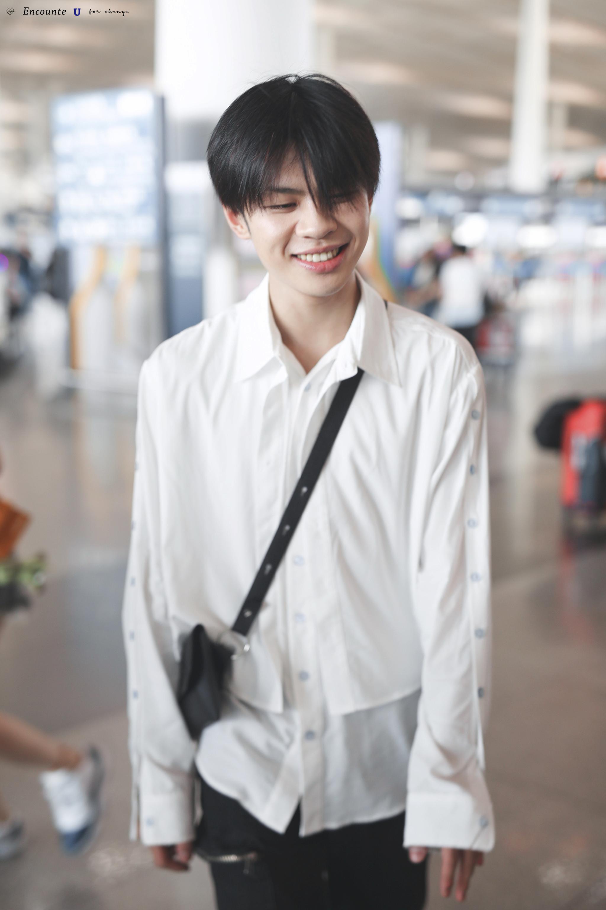 15上海今日份的清新少年王晨艺,新发型 新鞋和小jiojio都超可爱啊!