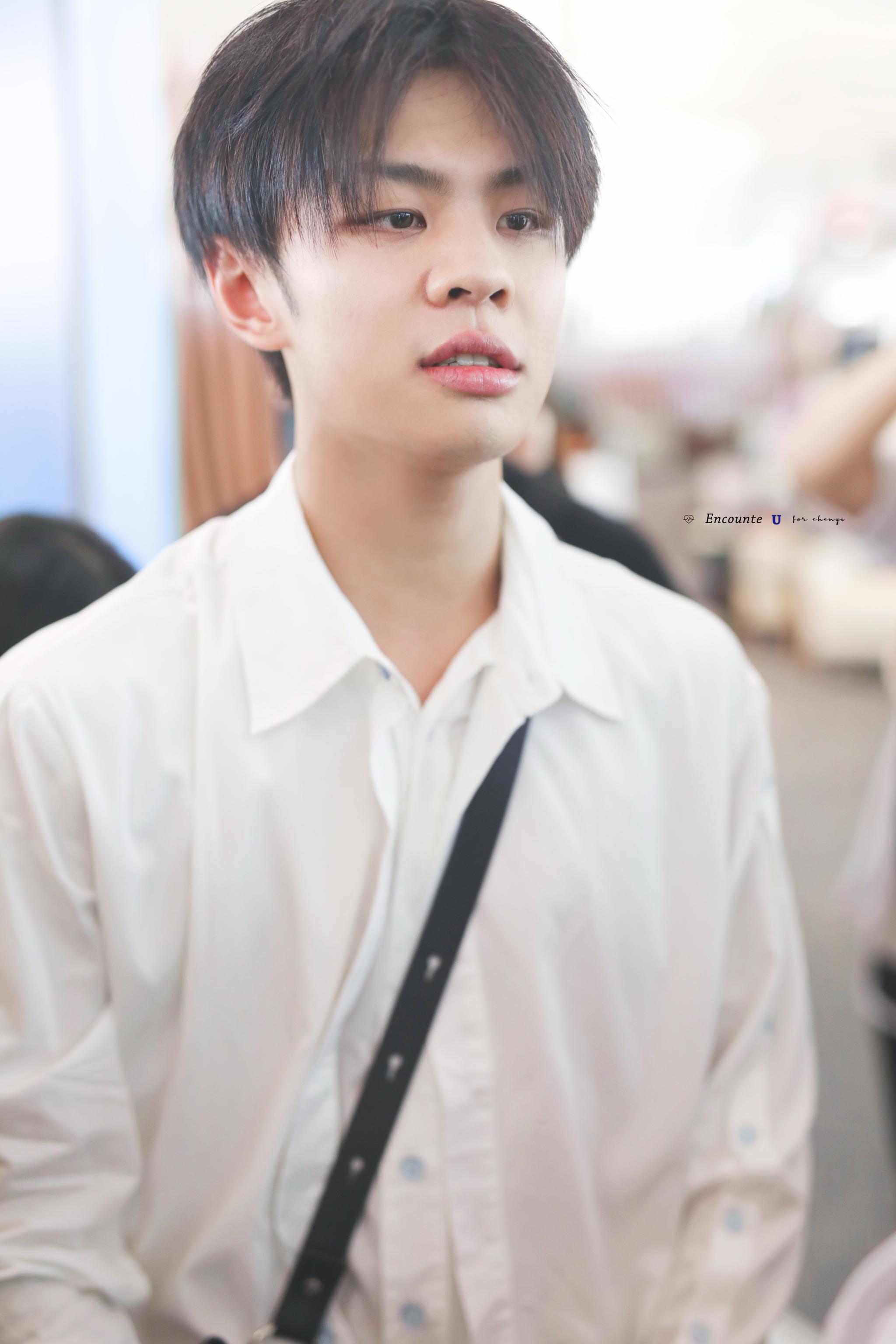 15上海今日份的清新少年王晨艺,新发型 新鞋和小jiojio都超可爱啊!