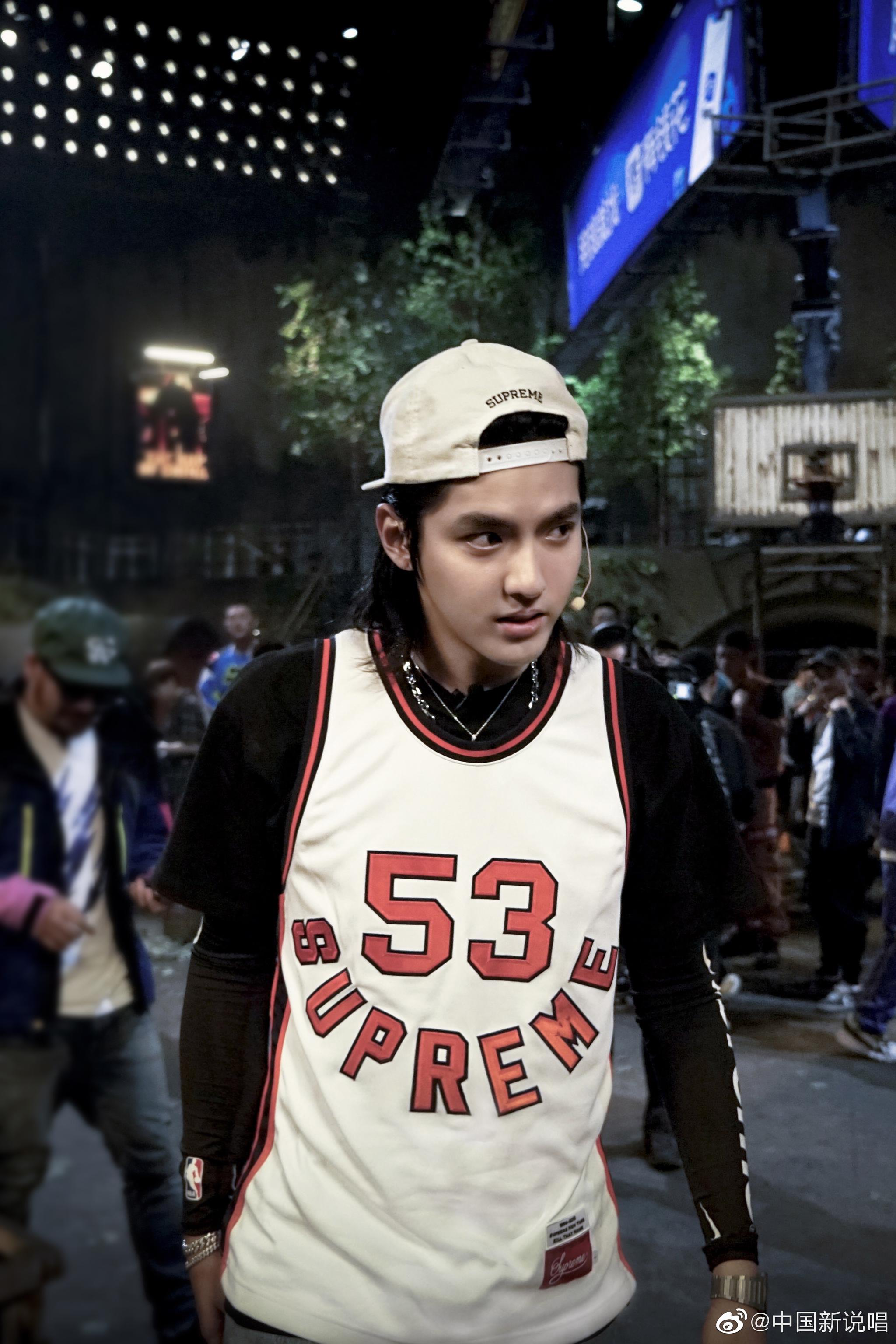 自行感受一下篮球凡的花样球衣穿搭,每一套look都超爱～@mr_凡先生