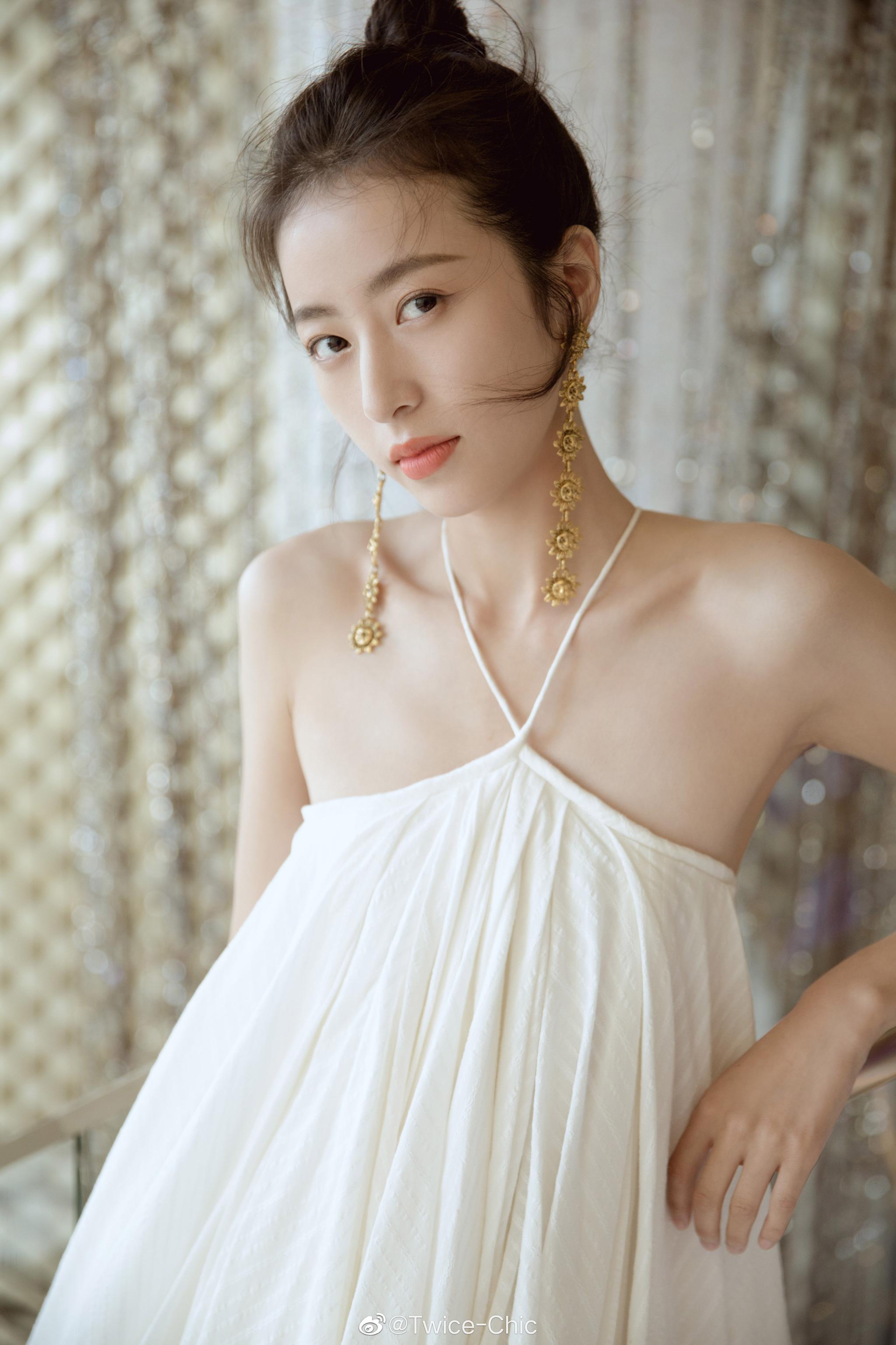 周雨彤身高和演艺经历 周雨彤家境与成长背景