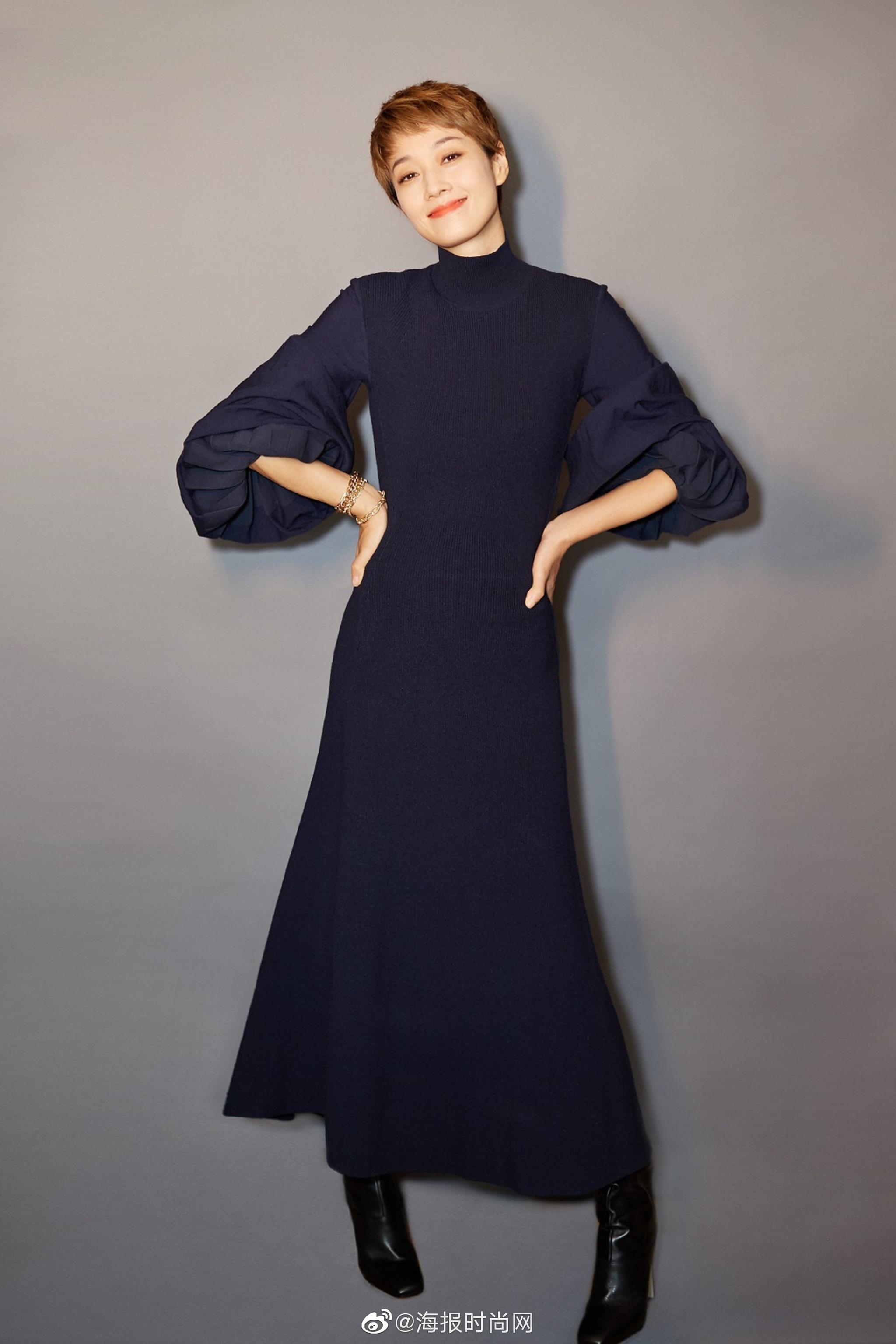 马伊琍 身着 蓝色针织连衣裙,优雅干练,展现精致曲线