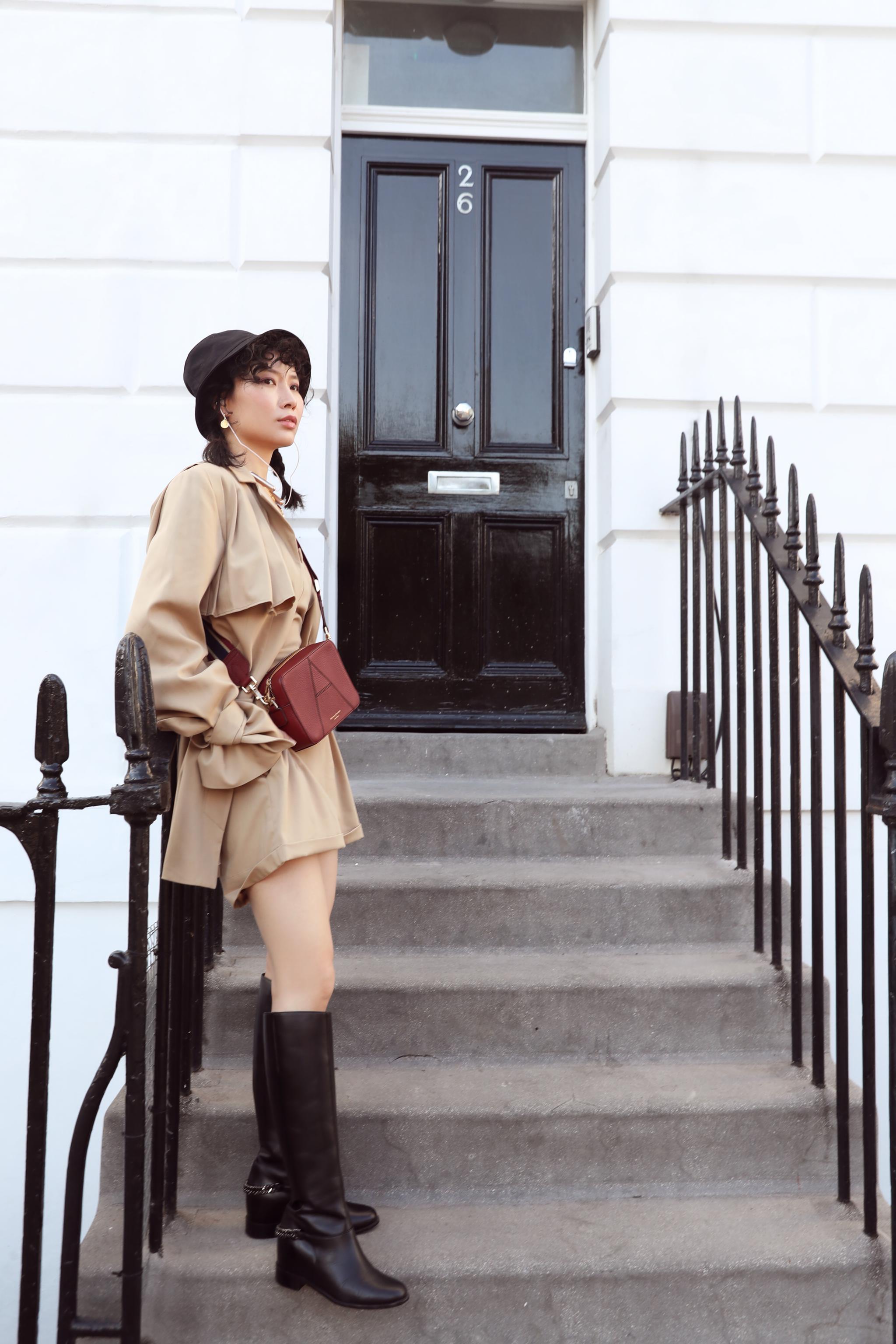 Ana搭配 渐黄的树叶 斑驳的墙面 是通往伦敦早秋的门票