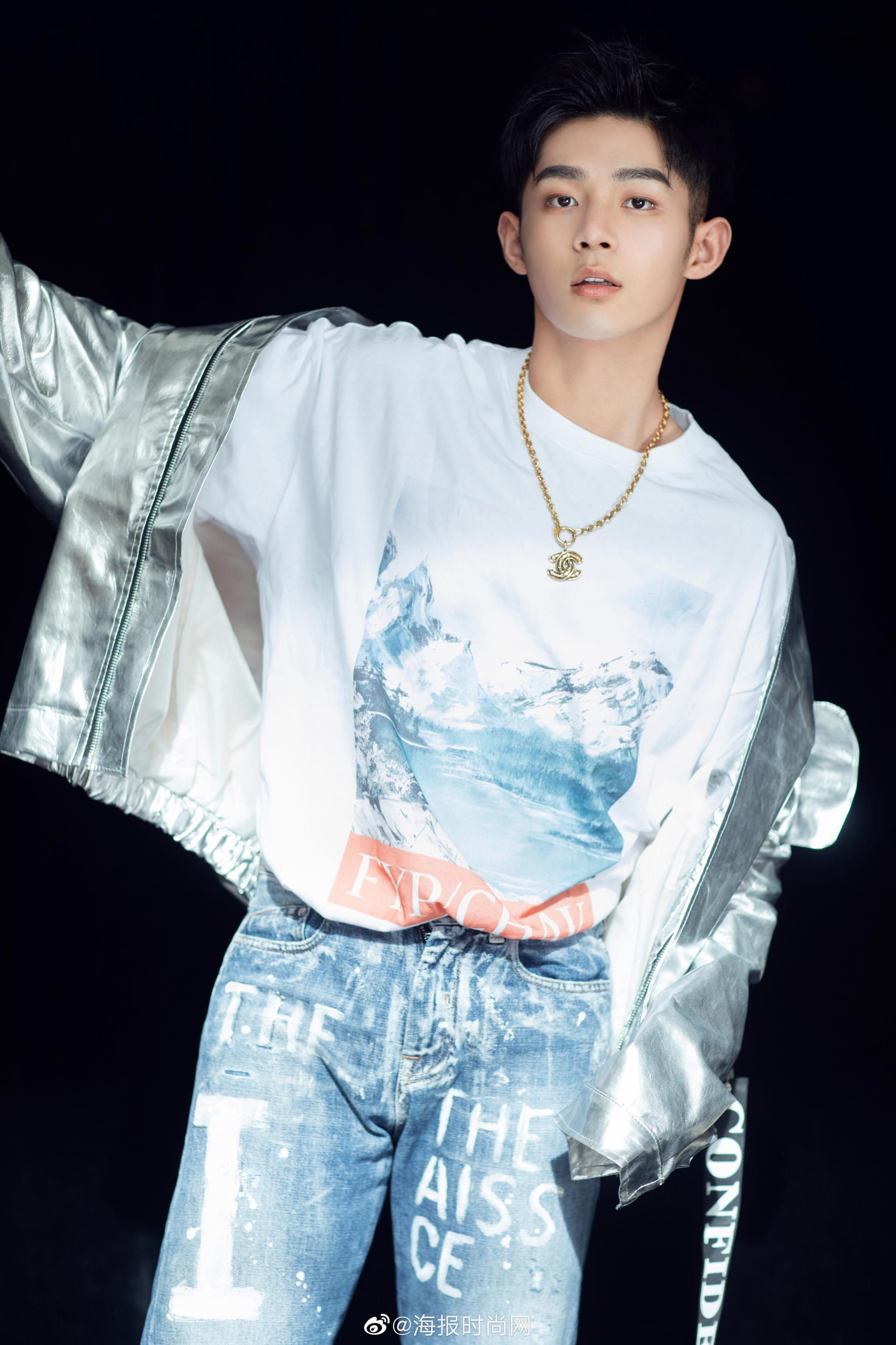 镜头表现力超强的潘潘@潘宥诚 一身银色外套加印花单宁