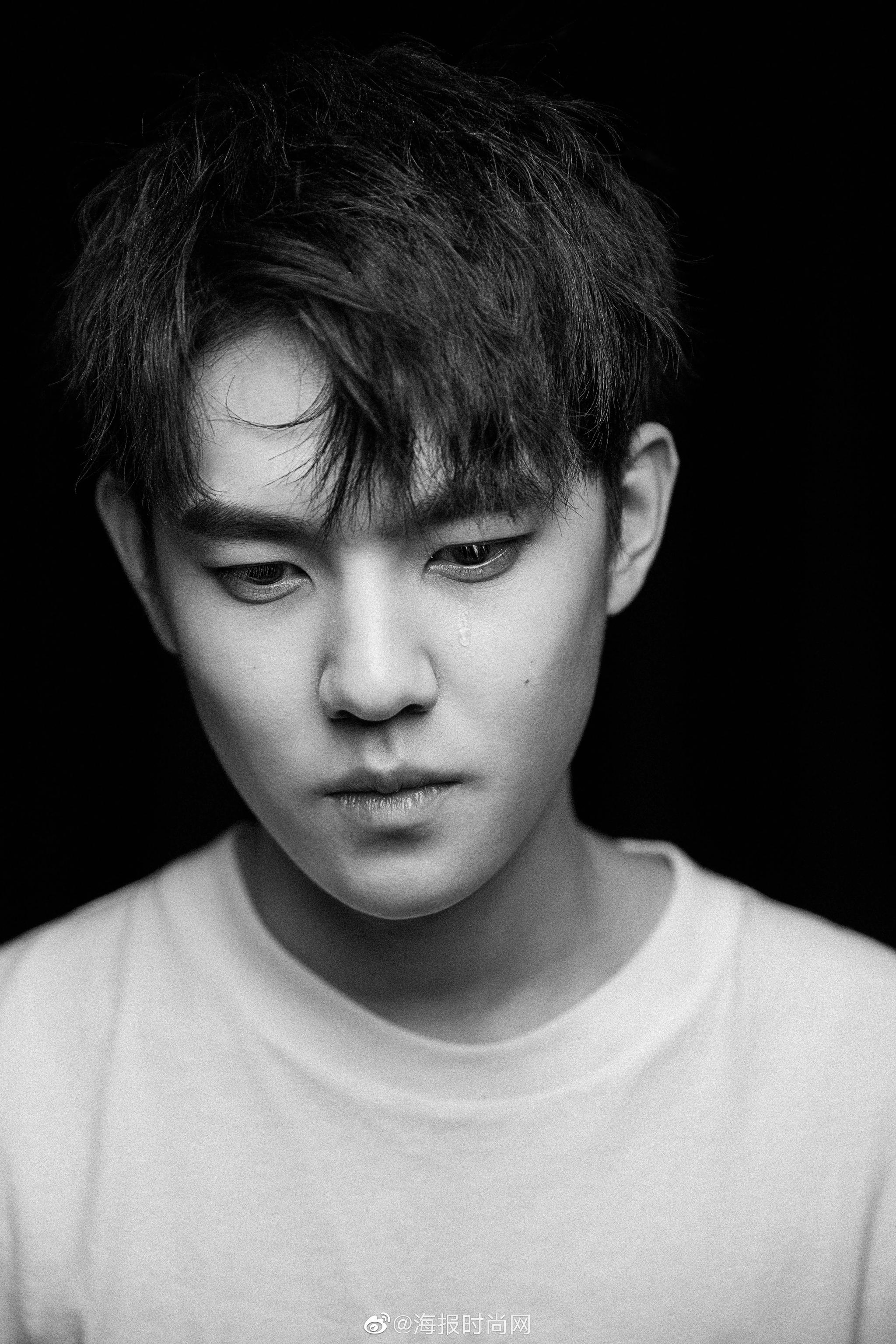 演员@虞祎杰 露出一组人物特写情绪黑白图,大特写怼脸拍