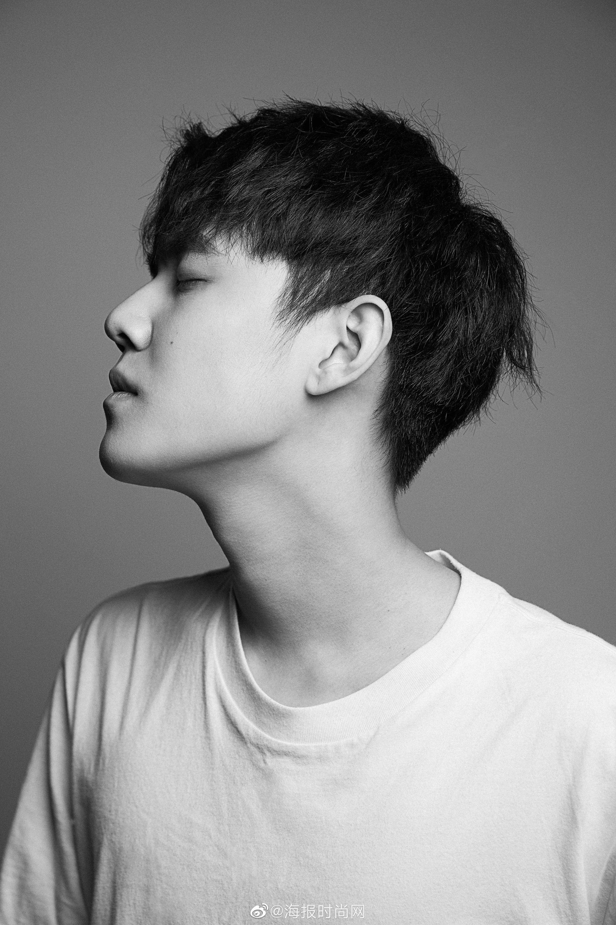 演员@虞祎杰 露出一组人物特写情绪黑白图,大特写怼脸拍