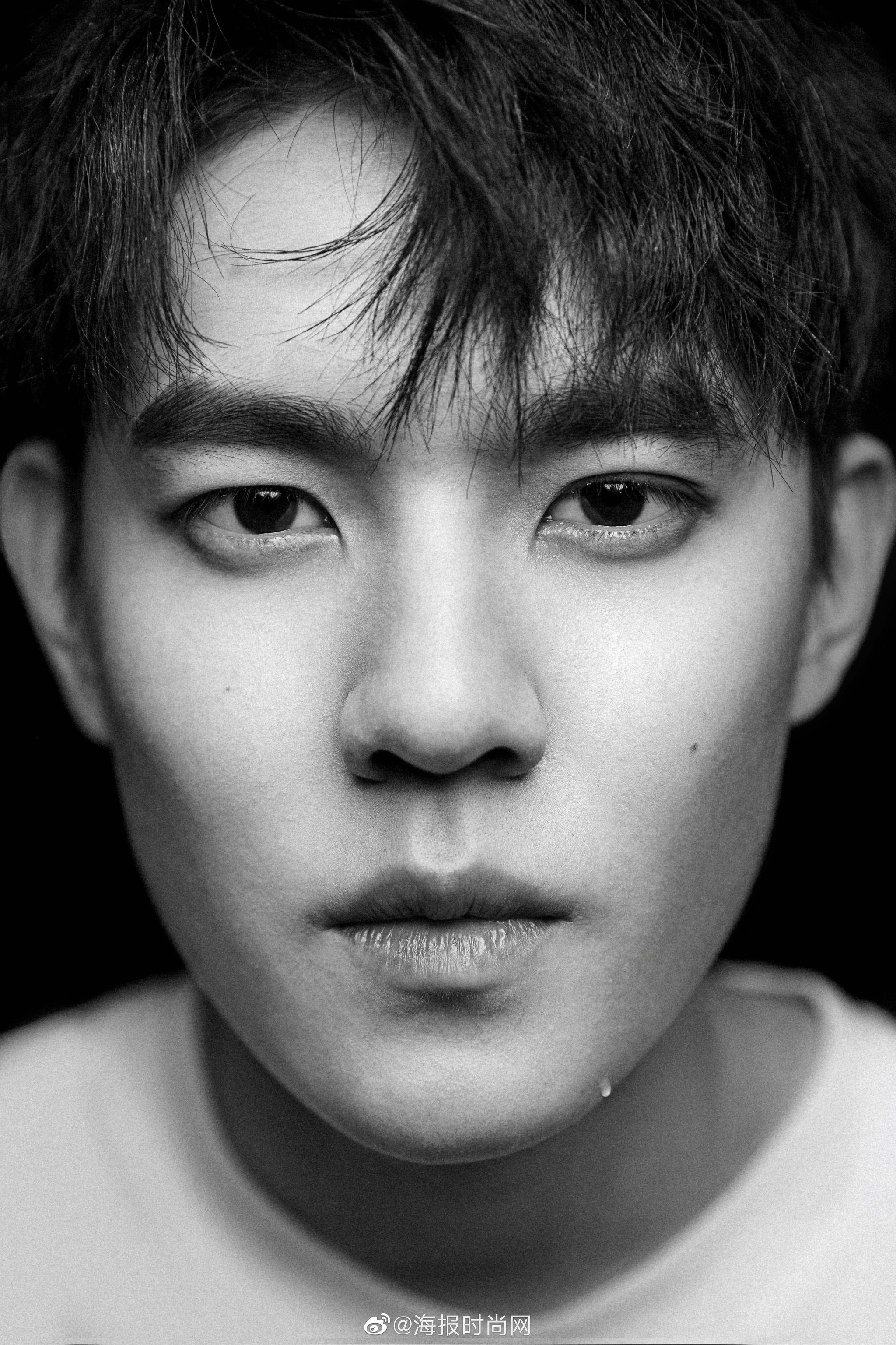 演员@虞祎杰 露出一组人物特写情绪黑白图,大特写怼脸拍