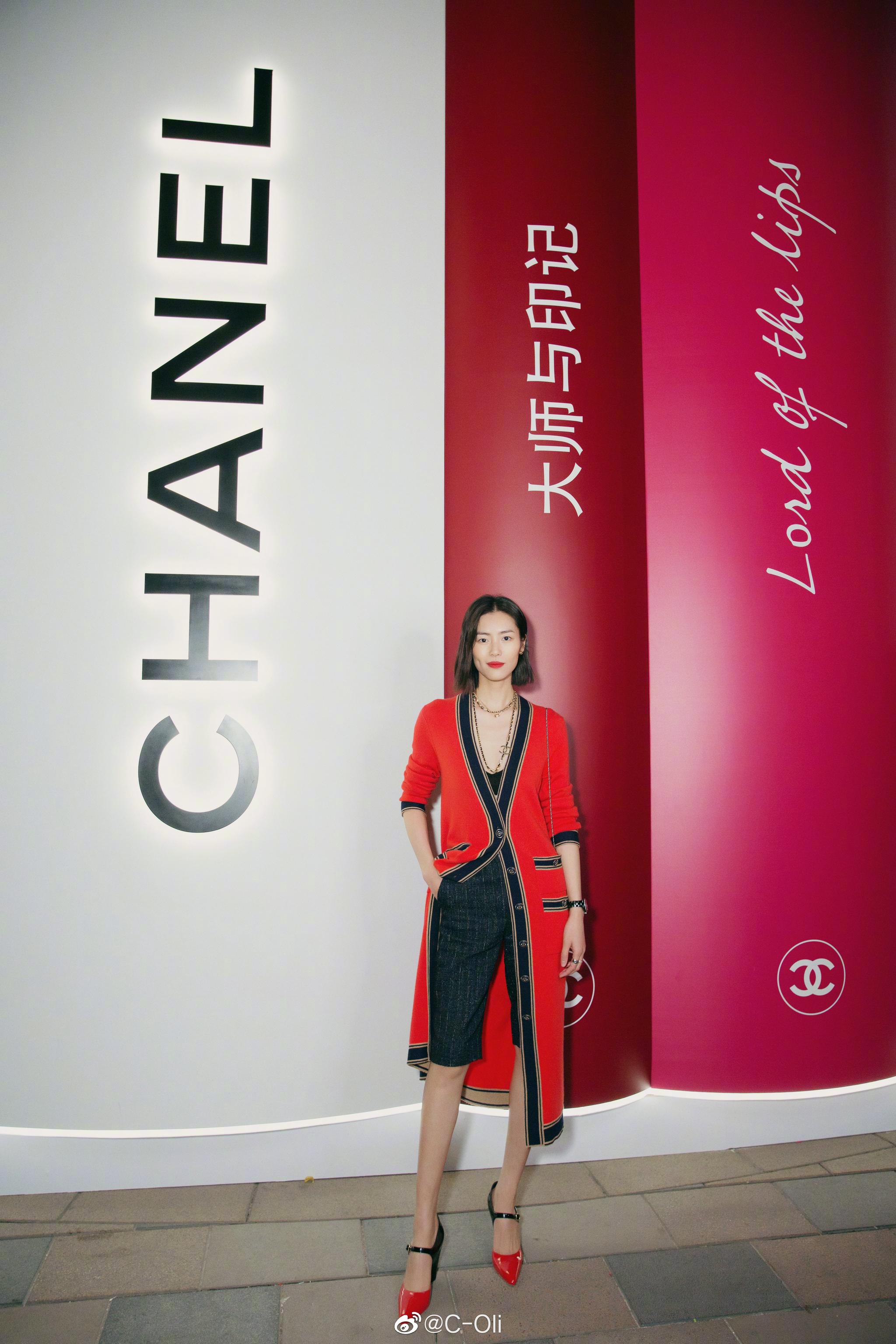 昨日香奈儿印记图书馆活动上的表姐 复古苹果红818色号,就是这么美