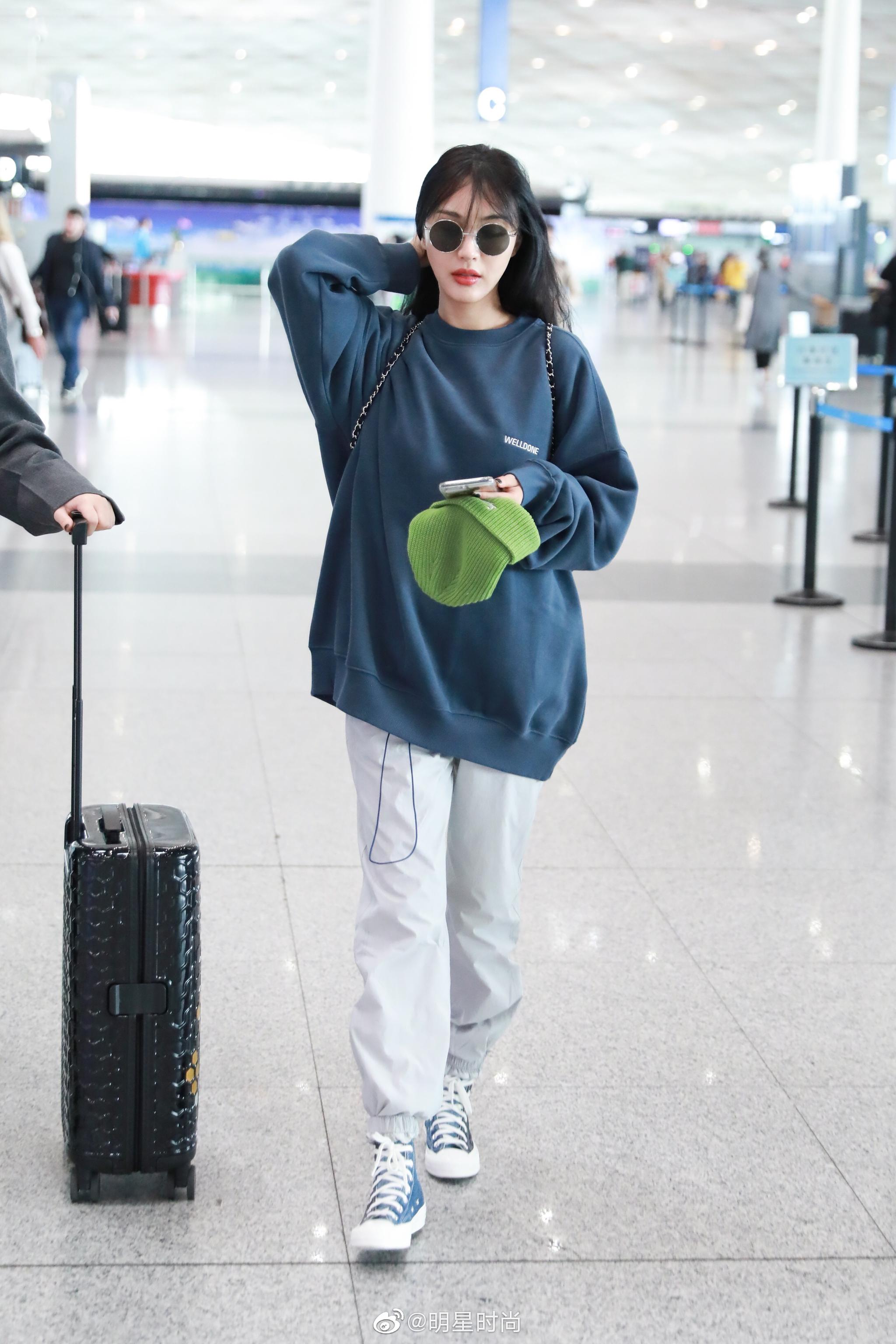 宽松雾霾蓝卫衣搭配白色阔腿束脚裤,引领秋冬休闲新时尚