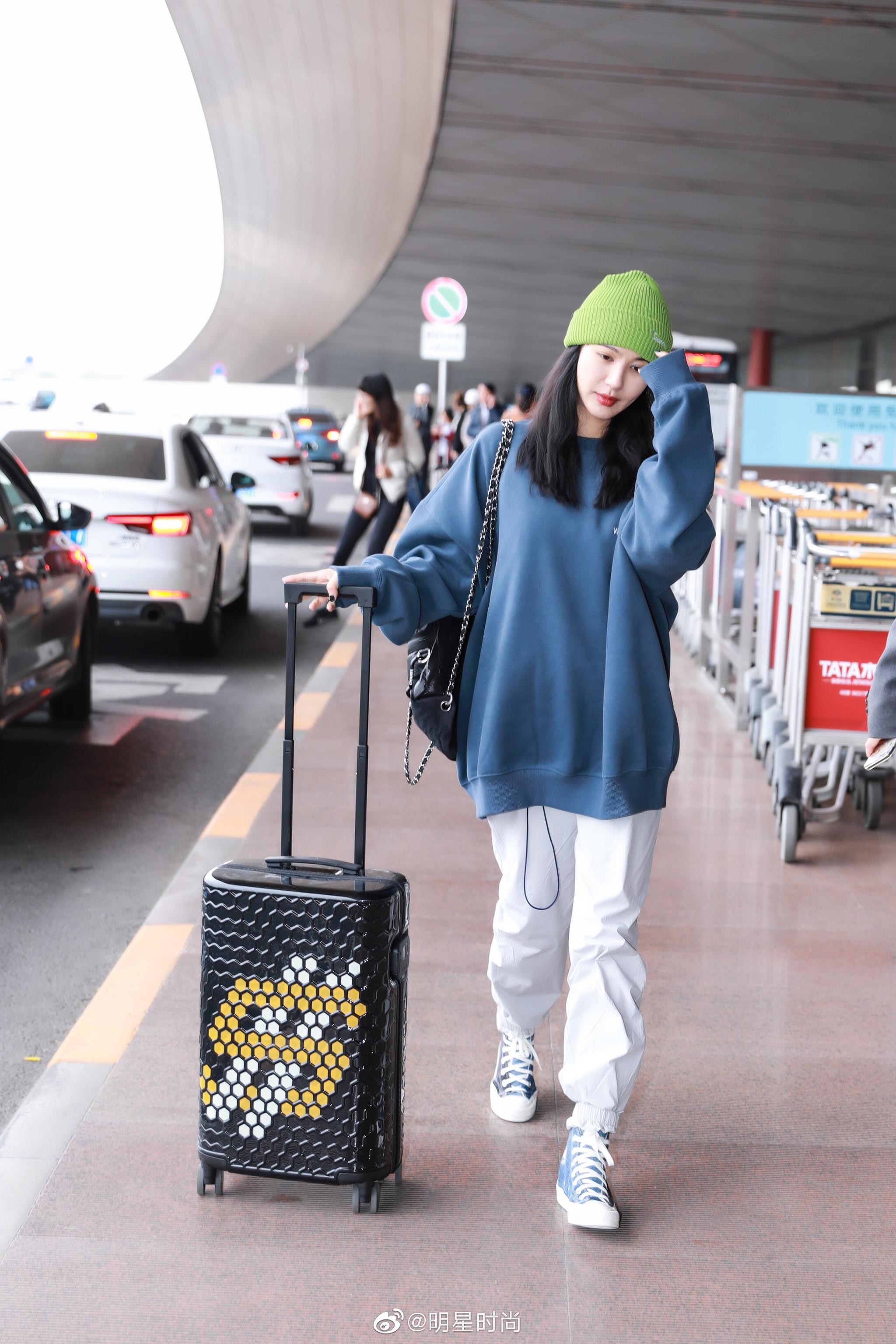 宽松雾霾蓝卫衣搭配白色阔腿束脚裤,引领秋冬休闲新时尚