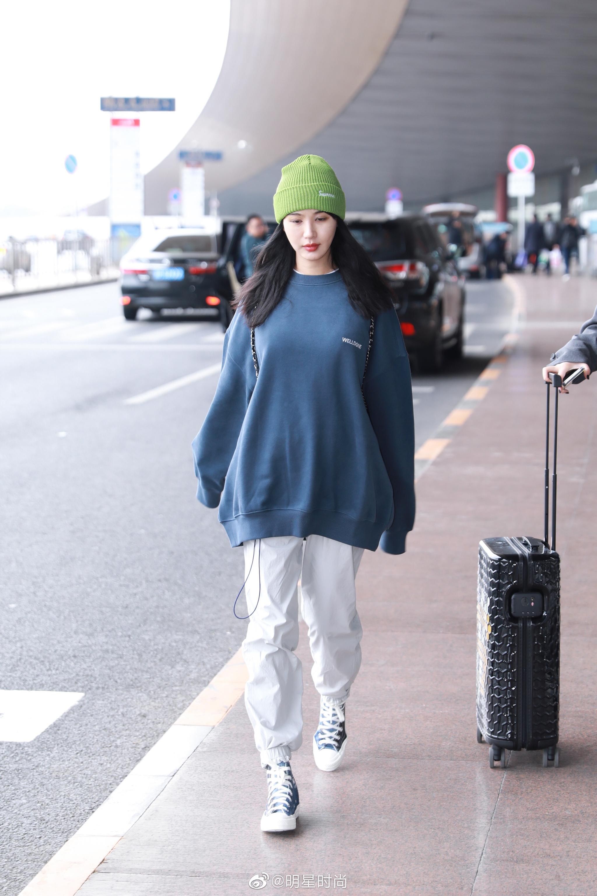 宽松雾霾蓝卫衣搭配白色阔腿束脚裤,引领秋冬休闲新时尚