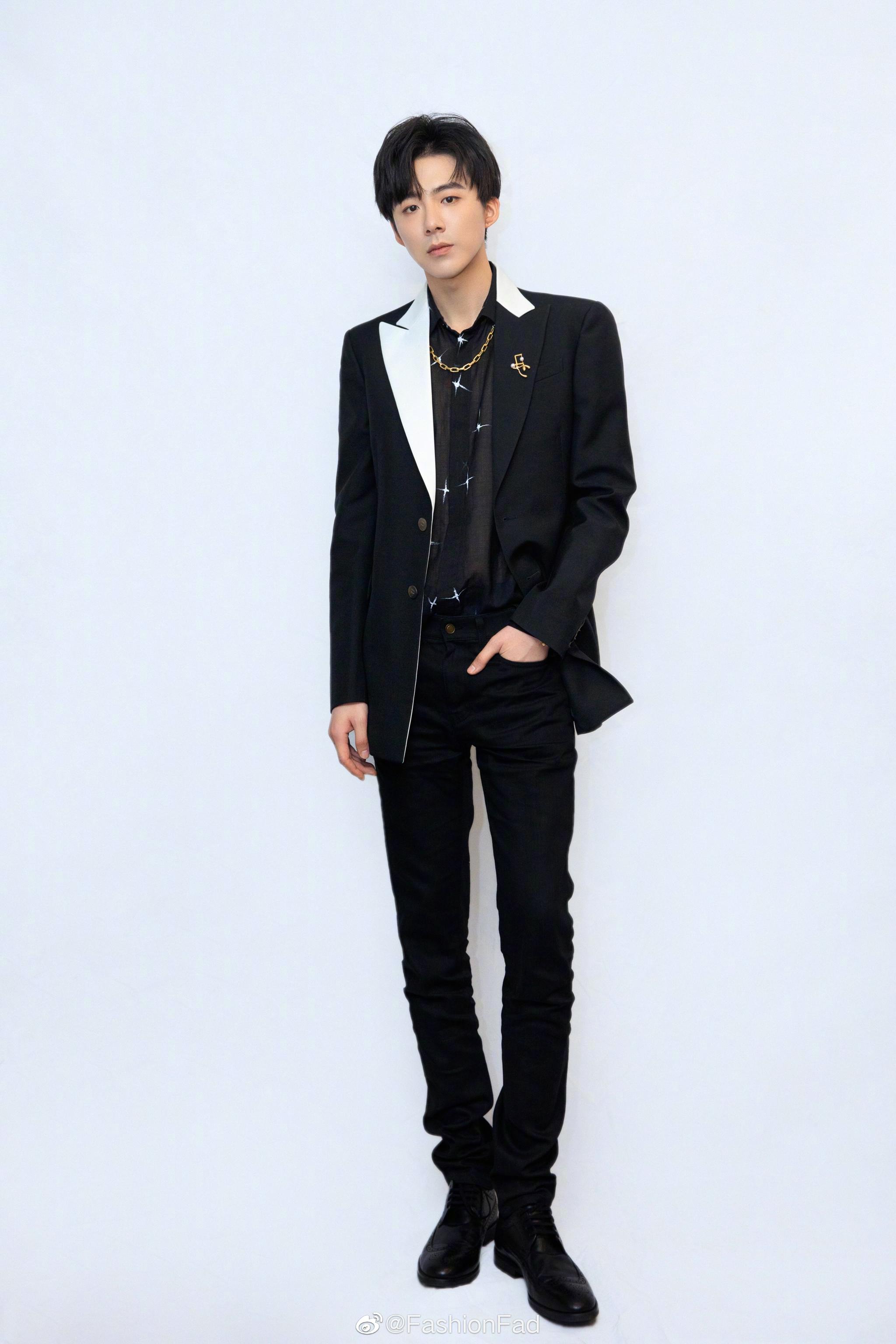 看刘宇宁最近的穿搭,不禁想感叹一声腿长真的了不起!绅士款款