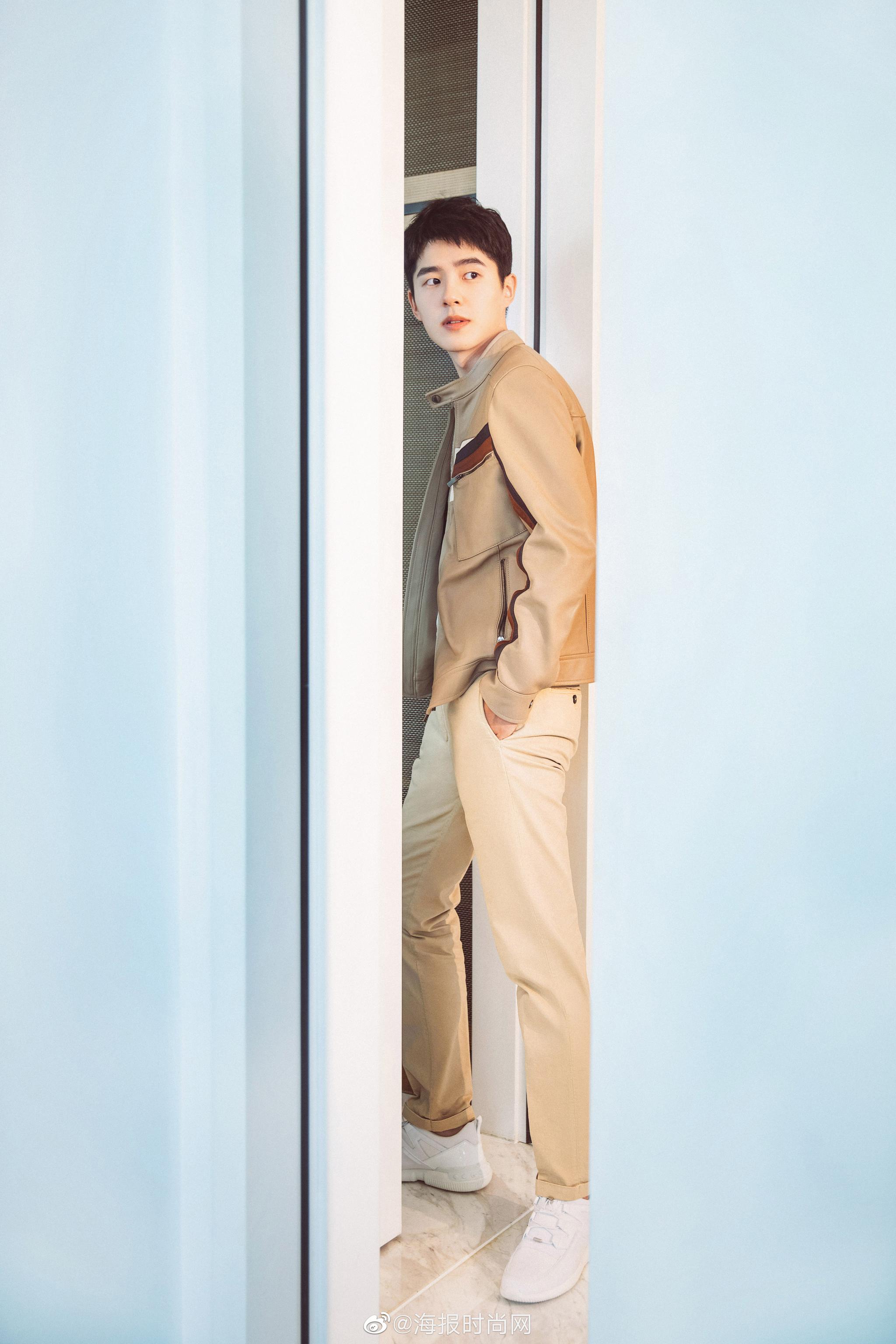 刘昊然turbo身穿高领米色机车夹克立冬当天现身北京