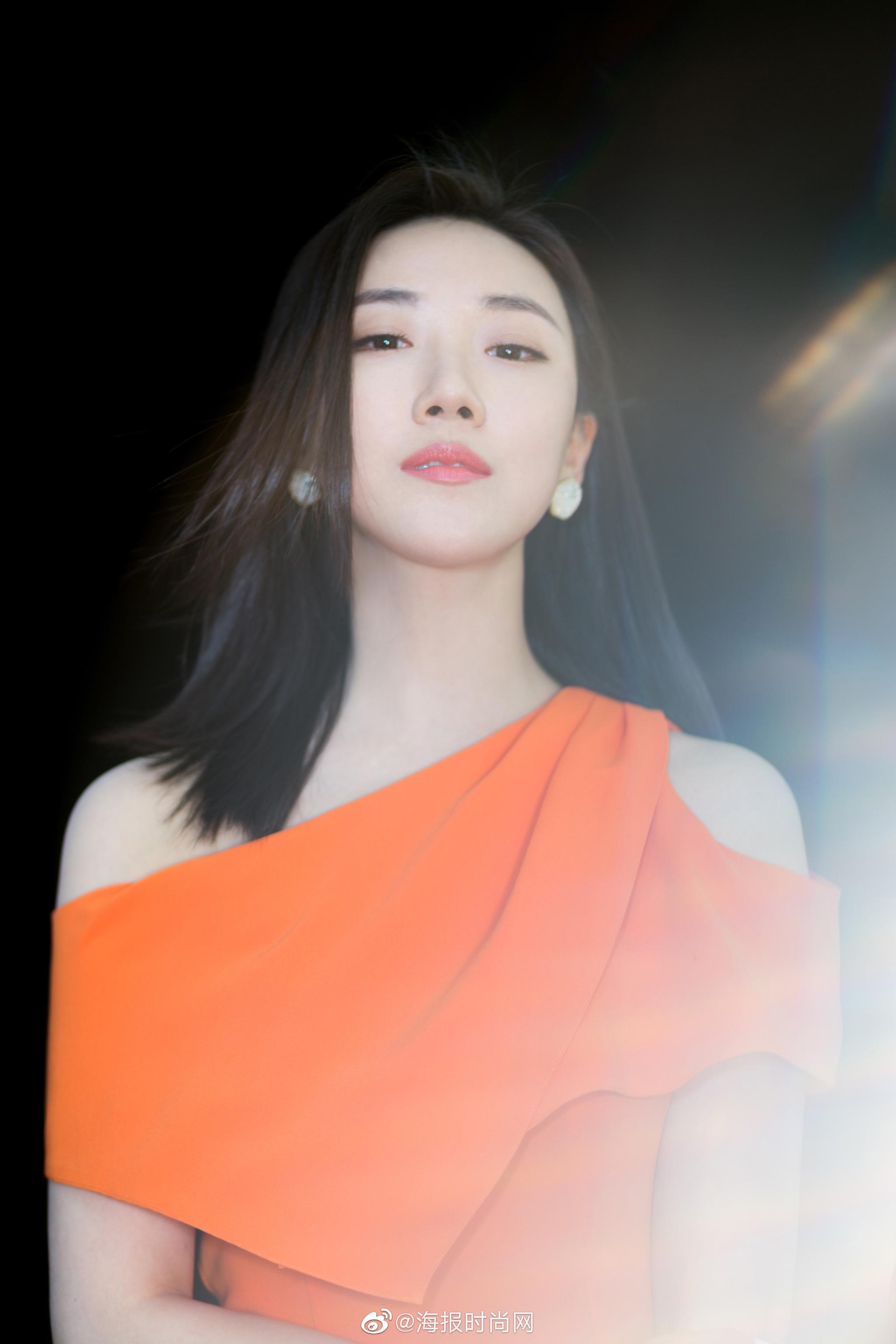 中柳莹扮演者 做客谈话节目,齐肩长发搭配橘色长裙