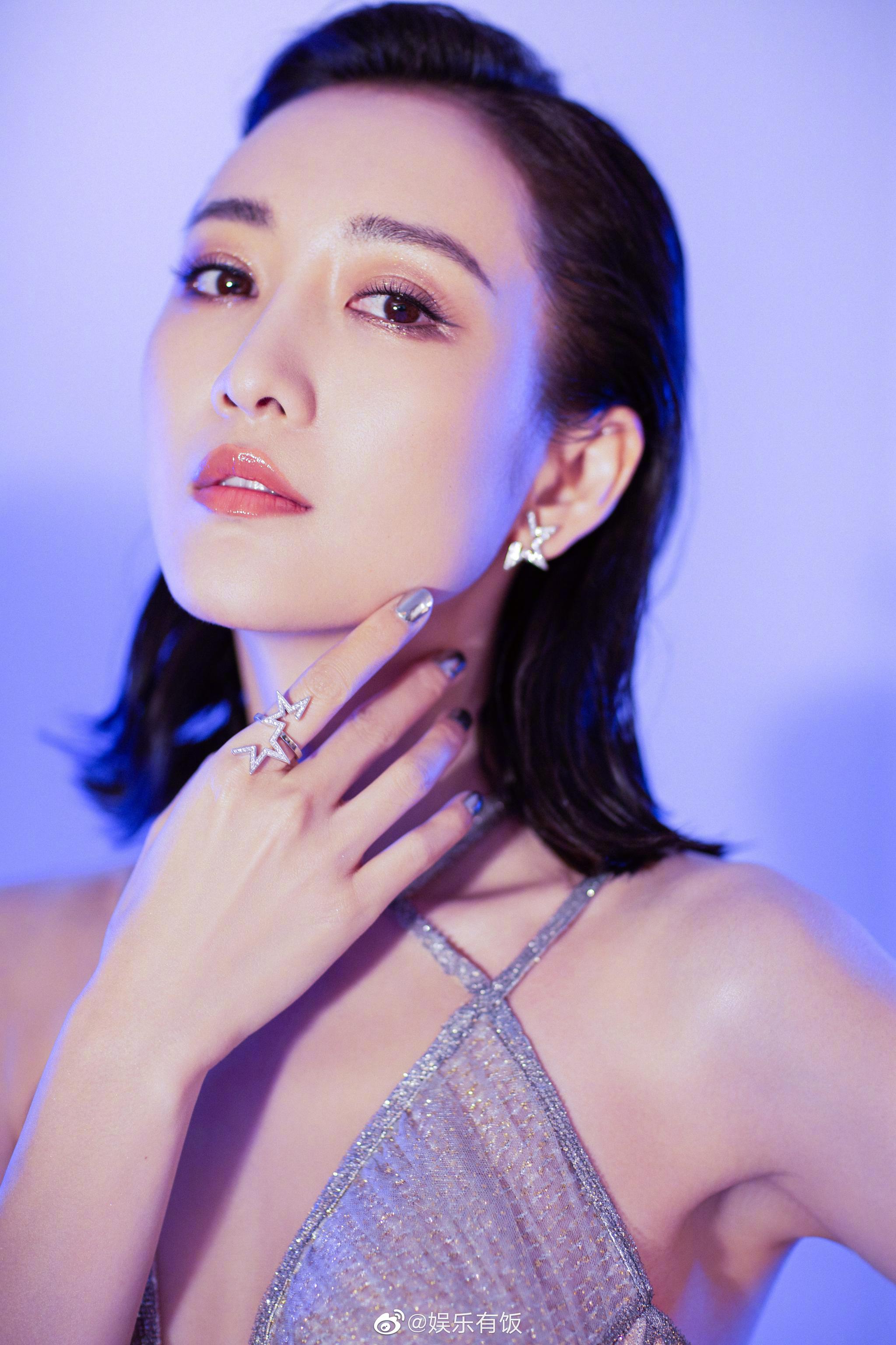王鸥angel 今日出席国剧盛典,身着金银色吊带露背纱裙