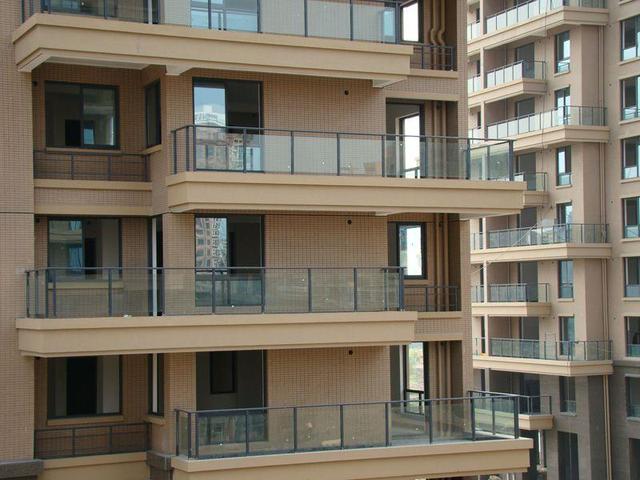 买套16楼的房子想学楼下业主将阳台栏杆换成玻璃肯定很漂亮